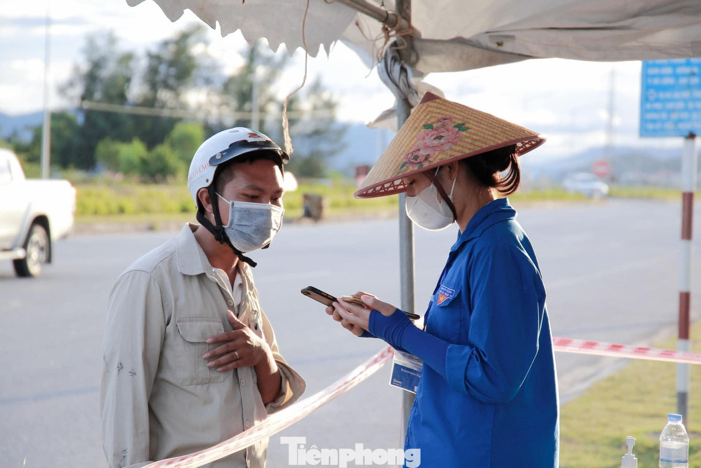 Bạn Trần Thị Ngọc Ánh (SN 2005, học sinh lớp 10 trường THPT Nghi Lộc 4) học online buổi chiều nên tranh thủ thời gian nghỉ sáng và tối tham gia trực chốt. "Em mong muốn được góp sức mình vào công tác phòng, chống dịch bệnh ở địa phương. Em nghĩ tuổi trẻ luôn phải sống hết mình, sẵn sàng cống hiến", Ánh chia sẻ.