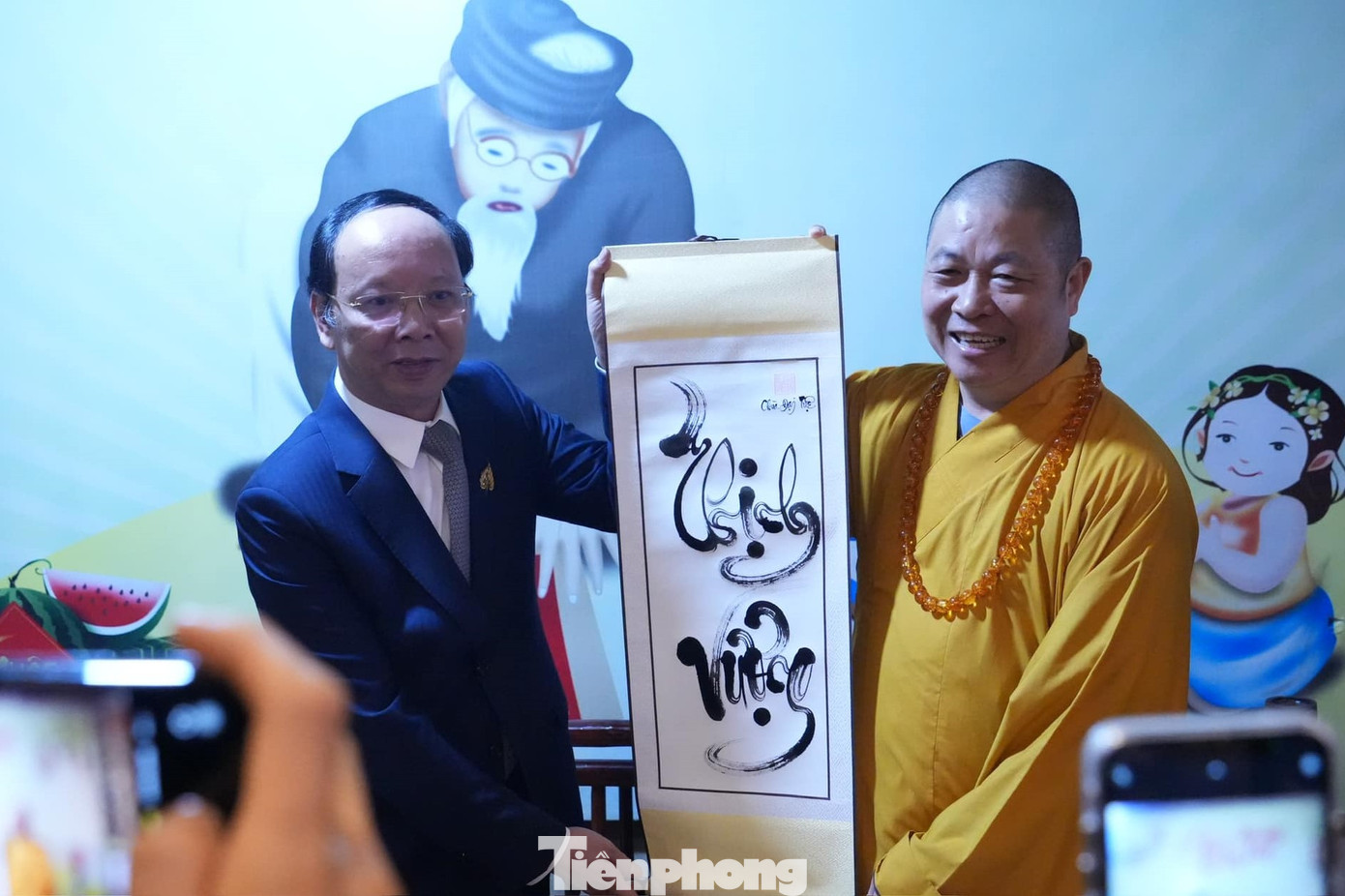 Ông Bùi Thanh An - Phó Chủ tịch UBND tỉnh Nghệ An (bên trái) - nhận chữ đầu xuân, mong muốn Nghệ An ngày càng thịnh vượng.