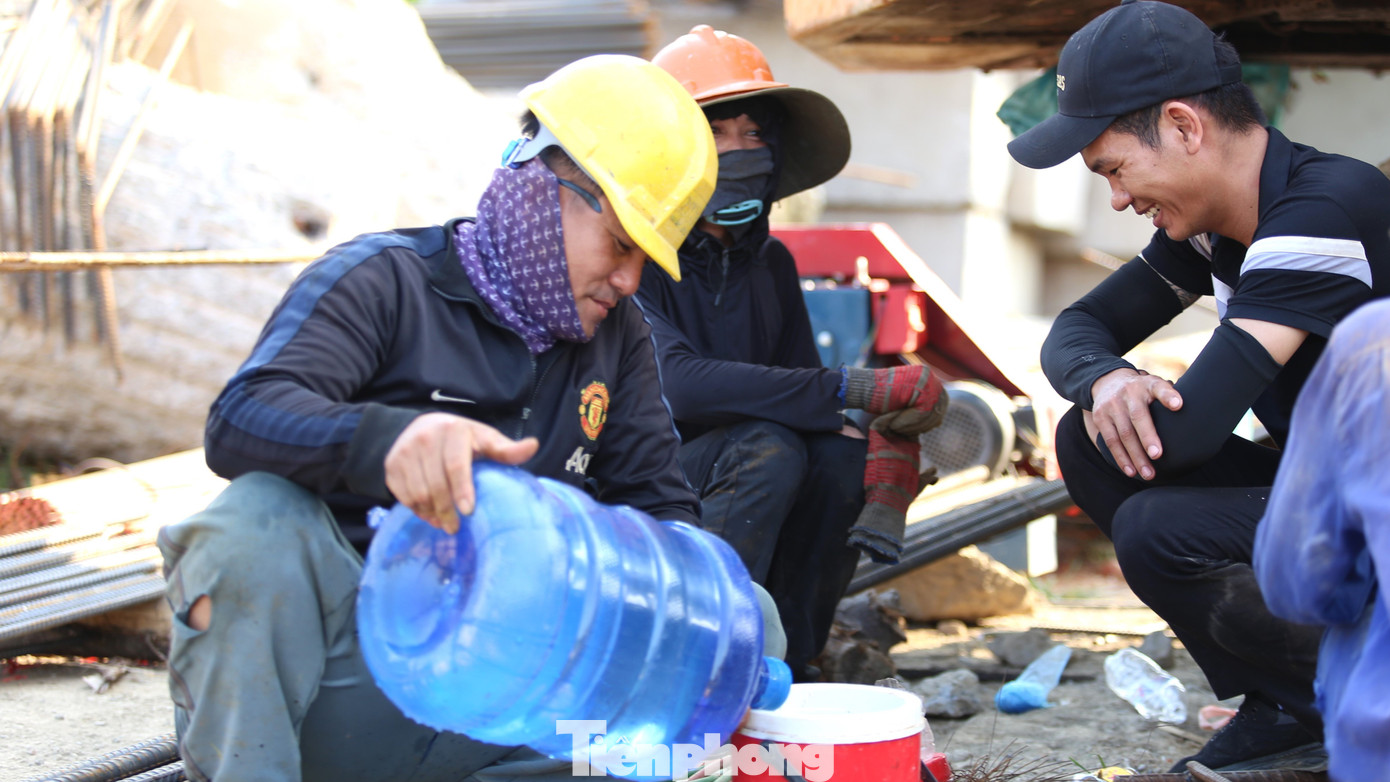 Anh em công nhân trên công trường phải liên tục uống nước để chống mất sức.