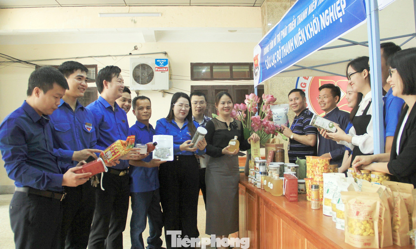 Các đại biểu tham quan gian hàng khởi nghiệp Các đại biểu tham quan gian hàng khởi nghiệp