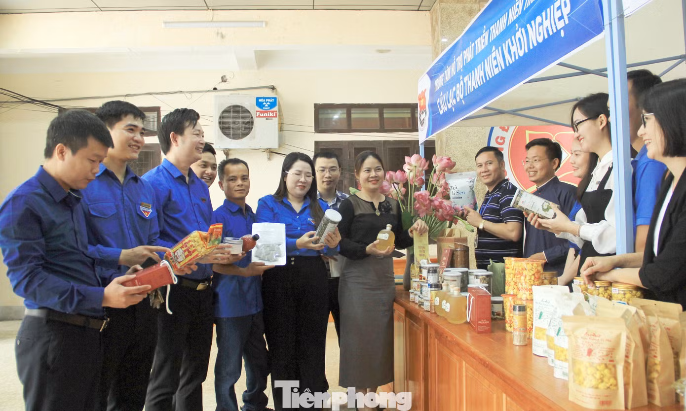 Các đại biểu tham quan gian hàng khởi nghiệp Các đại biểu tham quan gian hàng khởi nghiệp