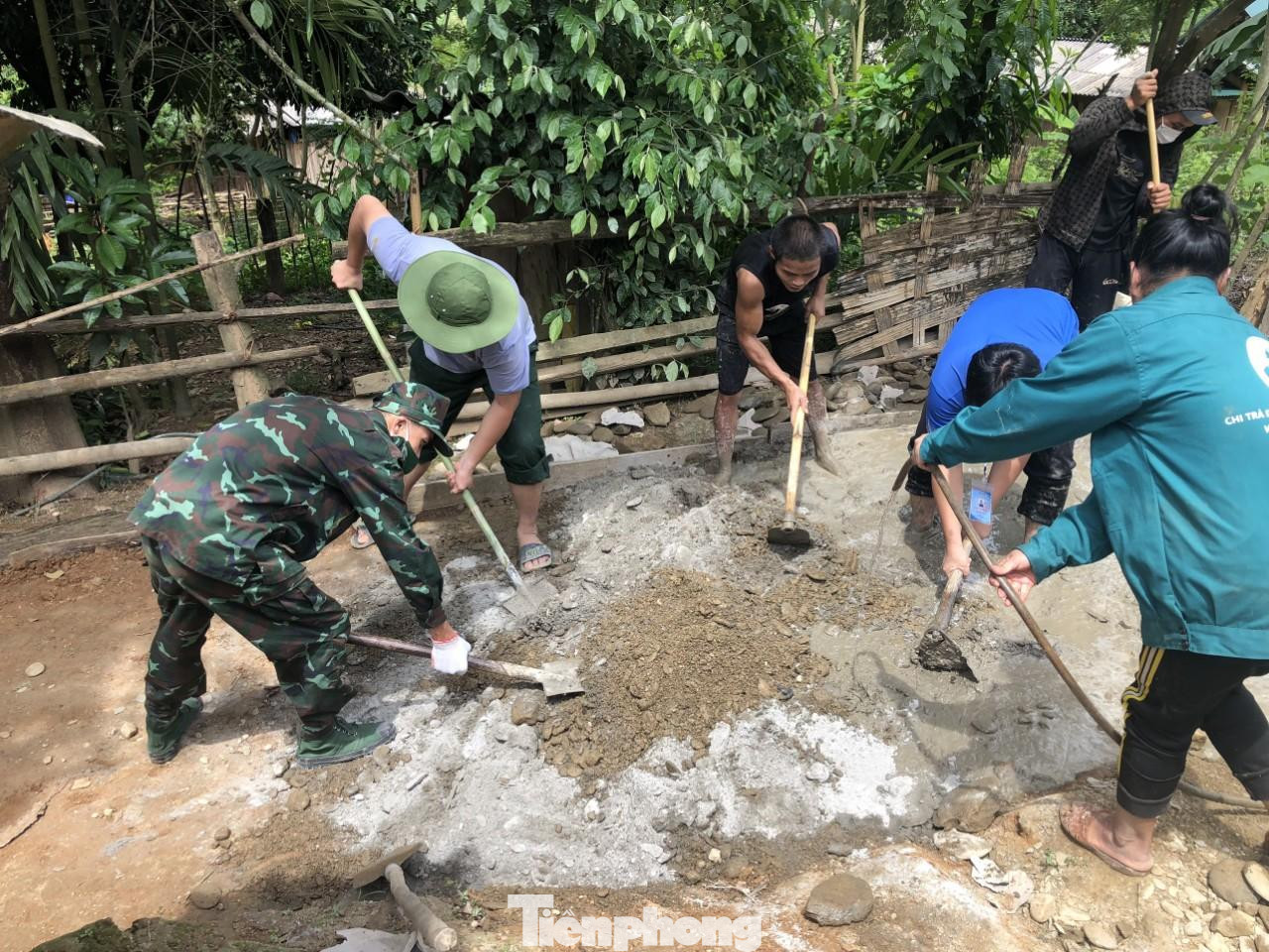 Chàng trai trẻ hỗ trợ người dân xã biên giới Tam Hợp làm đường nông thôn mới Chàng trai trẻ hỗ trợ người dân xã biên giới Tam Hợp làm đường nông thôn mới