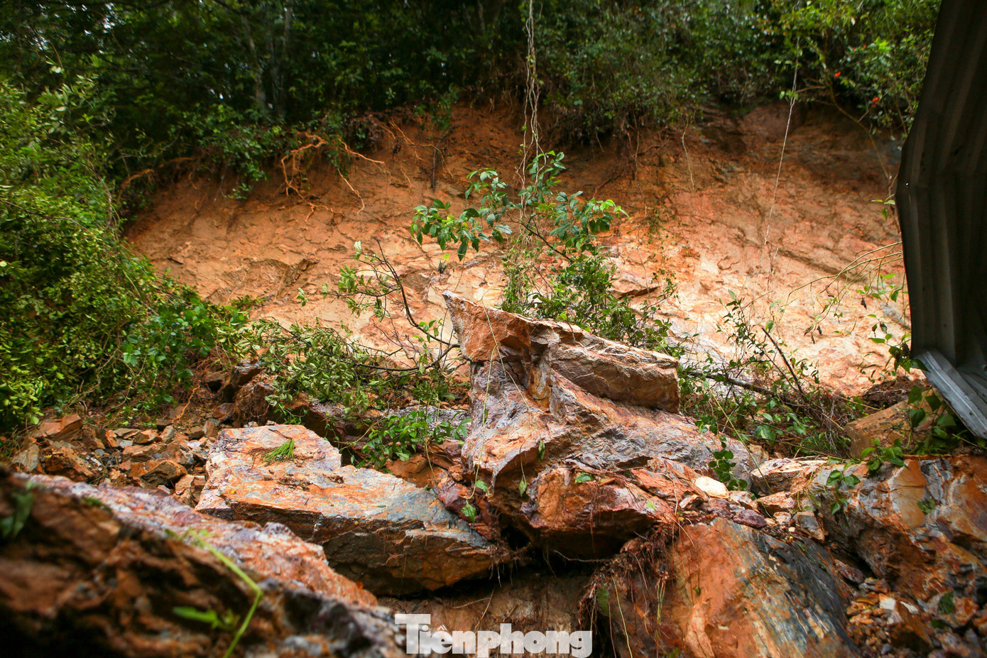 Ông Trần Quảng Đại, Chủ tịch UBND phường Trung Đô, thành phố Vinh cho biết: “Hiện lớp đất nền đang yếu do ngấm mưa lâu ngày nên chưa thể huy động máy móc để san gạt vào thời điểm này vì rất dễ gây ra sạt lở tiếp. Những tảng đá vẫn cứ lơ lửng trên sườn núi. Để thời tiết nắng lên, chúng tôi sẽ huy động máy móc xử lý những điểm sạt lở nói trên, đảm bảo an toàn cho người dân”.