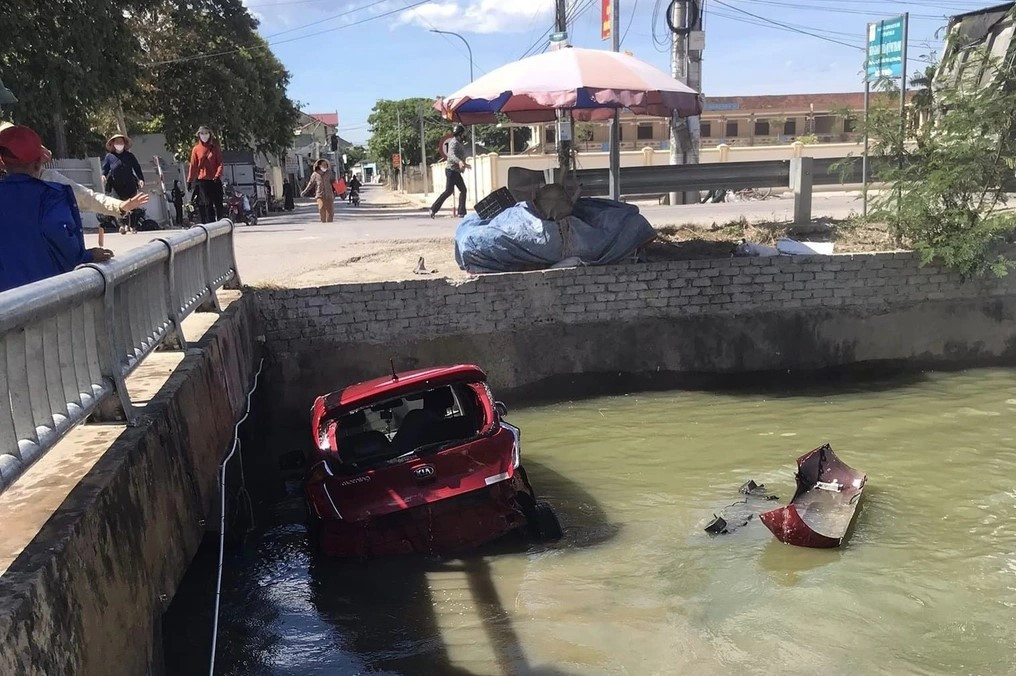 Chiếc ô tô bị ủi bay xuống kênh
