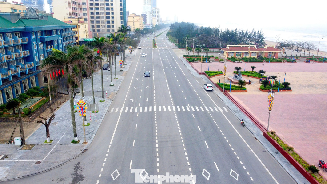 Dự án nâng cấp, mở rộng đường Bình Minh (TP Vinh, Nghệ An) được HĐND tỉnh phê duyệt chủ trương đầu tư tại Nghị quyết số 18 ngày 18/5/2021, với tổng mức đầu tư 310 tỷ đồng, nguồn vốn ngân sách Trung ương và địa phương. Dự án có tổng chiều dài 7,56 km. Trong đó, giai đoạn 1 thi công hơn 4 km, đoạn từ Quảng trường Bình Minh đến Cửa Hội. Giai đoạn 2 thi công hoàn thiện nửa còn lại từ Quảng trường Bình Minh đến đường Nguyễn Xí. Mục tiêu là sớm giúp phố biển Cửa Lò giải tỏa ách tắc về giao thông trong mùa cao điểm du lịch hàng năm, đồng thời tạo cảnh quan môi trường đô thị ở khu vực này ngày càng xanh, sạch, đẹp.