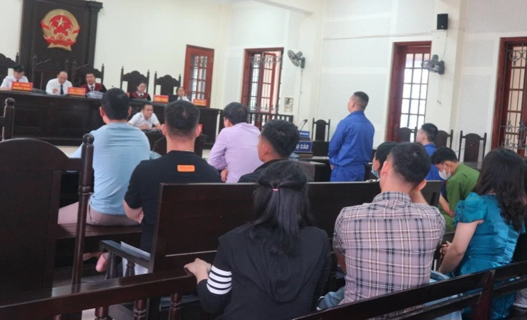 Rất nhiều bị hại đến tham dự phiên tòa Rất nhiều bị hại đến tham dự phiên tòa