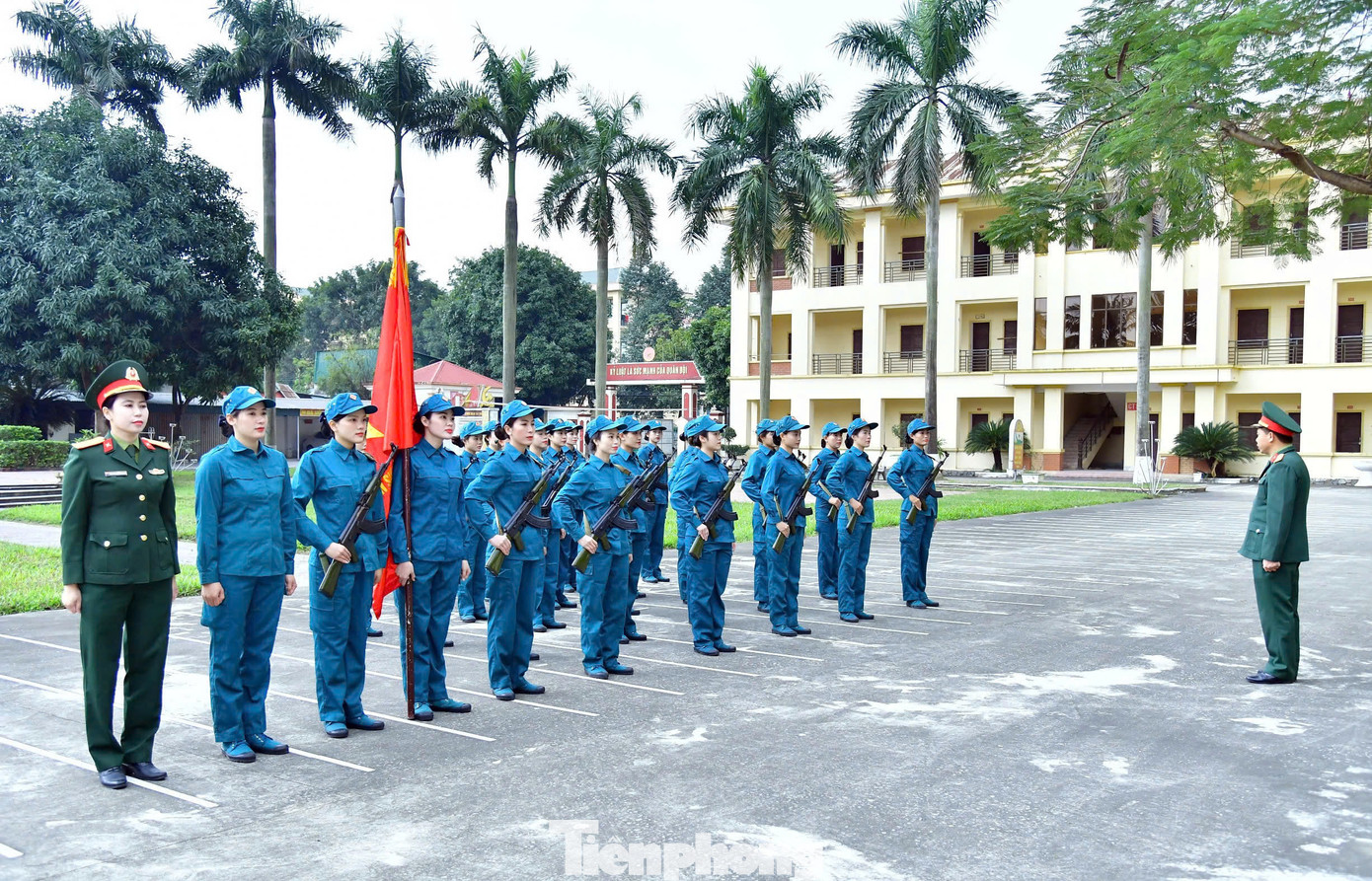 Những ngày này, tại khuôn viên Trung đoàn 764, các nữ dân quân tỉnh Nghệ An đang tích cực tập luyện cho lễ diễu hành, diễu binh mừng kỷ niệm 50 năm Ngày Giải phóng miền Nam, thống nhất đất nước (30/4/1975 - 30/4/2025).