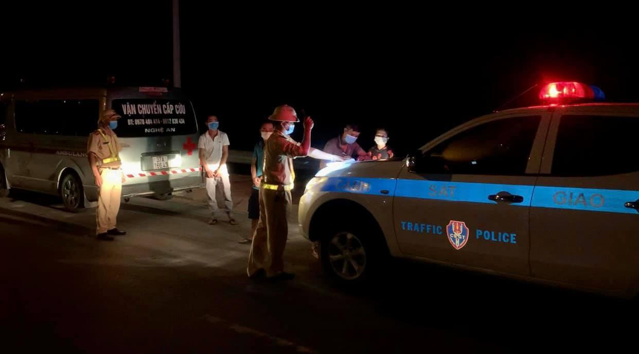 Dùng xe cấp cứu chở khách chui mùa dịch Dùng xe cấp cứu chở khách chui mùa dịch