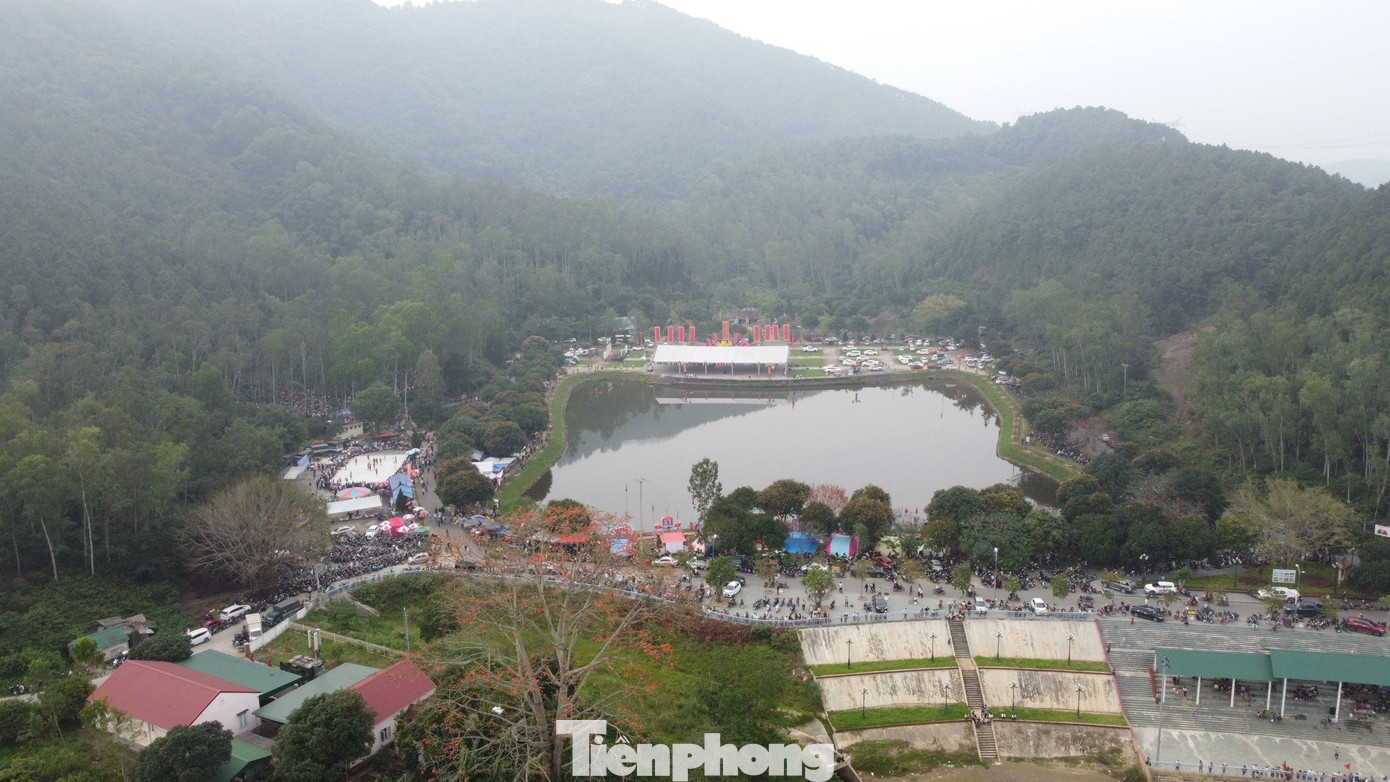 Mai Hắc Đế, tên thật là Mai Thúc Loan, quê gốc ở xã Mai Phụ, huyện Lộc Hà (Hà Tĩnh). Mồ côi cha mẹ từ nhỏ, Mai Thúc Loan càng lớn càng thông minh, khoẻ mạnh, là một đô vật nổi tiếng của vùng Sa Nam (huyện Nam Đàn, Nghệ An ngày nay). Lăng mộ, đền thờ Mai Hắc Đế ở thị trấn Nam Đàn, cồn Dẻ. Nơi an táng thi hài thân mẫu vua và đền thờ Mai Thánh Mẫu đặt trên cồn Chèn tại xã Nam Thái cùng thuộc quần thể Khu di tích Mai Hắc Đế, đã được xếp hạng là Di tích lịch sử văn hóa cấp quốc gia từ năm 1996.