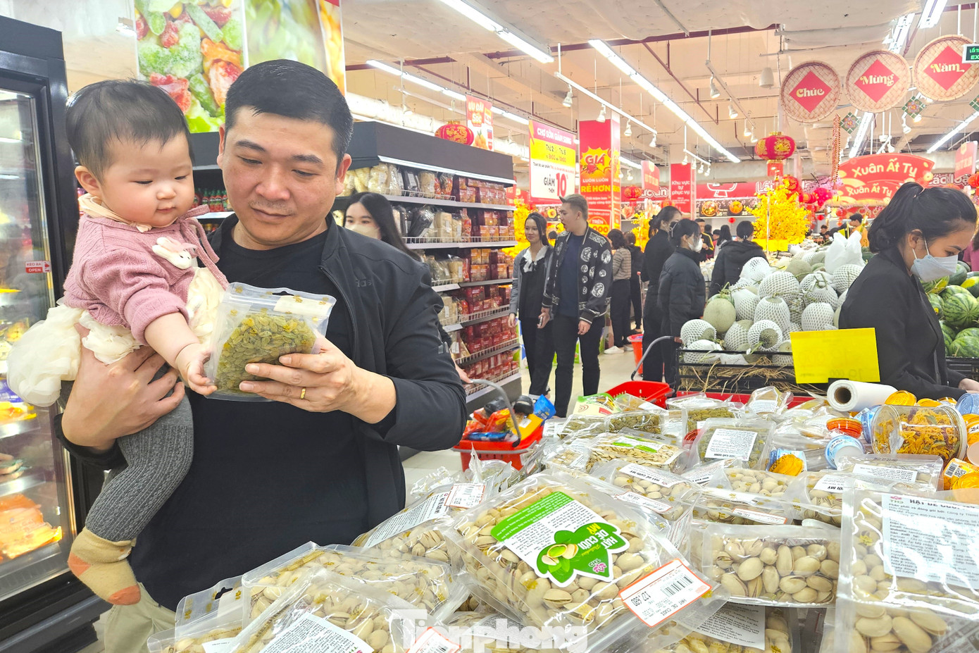 Dịp này, nhiều chương trình khuyến mãi khủng cũng được nhiều thương hiệu áp dụng với các mẫu mã phong phú hơn. Những mặt hàng được người dân quan tâm nhất là các nhu yếu phẩm, thực phẩm phục vụ dịp Tết.