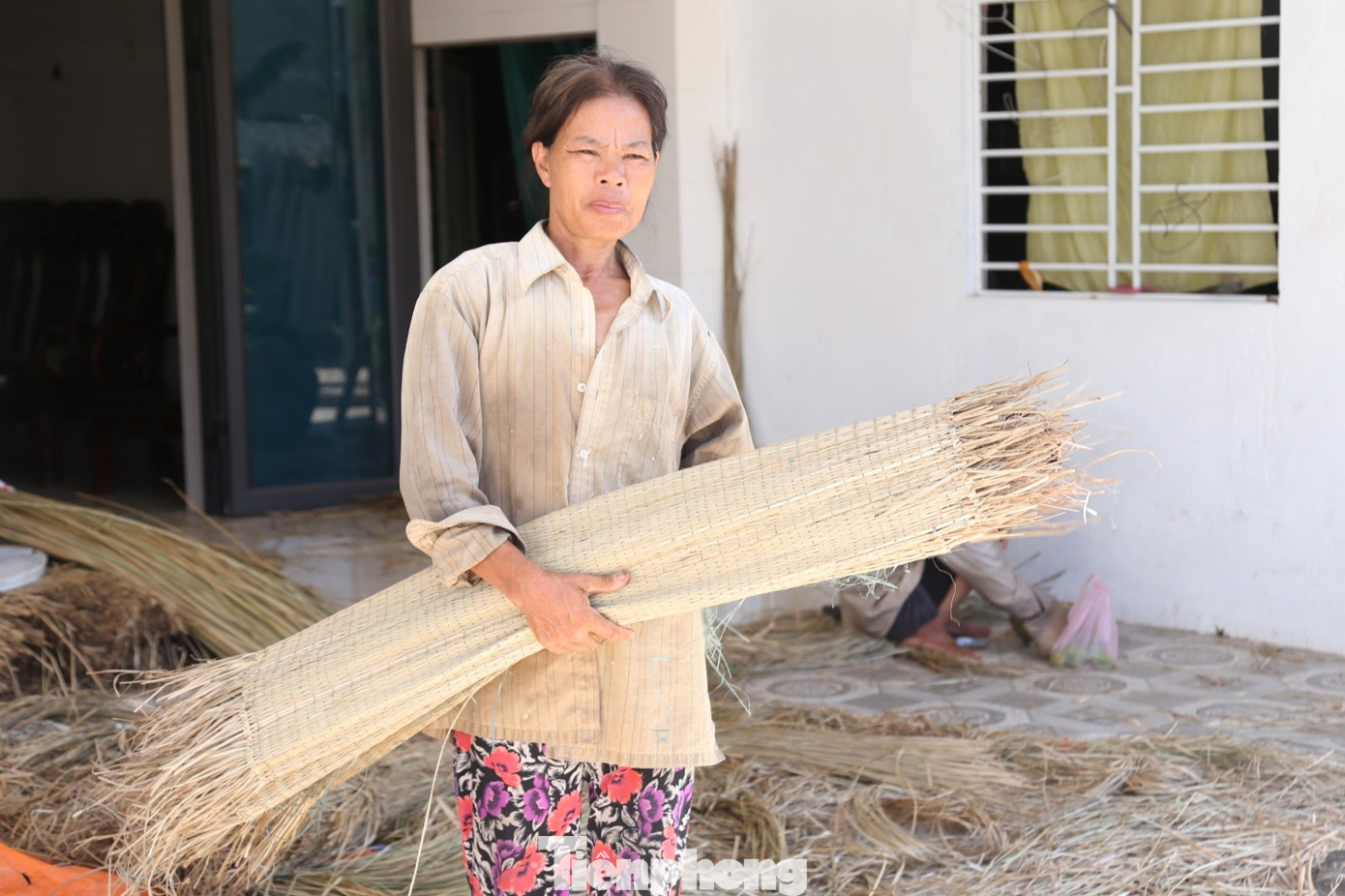 Ở làng nghề chiếu cói Hưng Hòa, hiện nay chỉ còn vài hộ gắn bó với nghề. "Nghề làm chiếu cói vất vả, thu nhập chẳng được là bao nên người dân trong vùng đều đã bỏ nghề đi kiếm việc làm khác. Tuy nhiên, vợ chồng tôi luôn động viên nhau cố gắng giữ cái nghề đã nuôi sống bao đời nay".