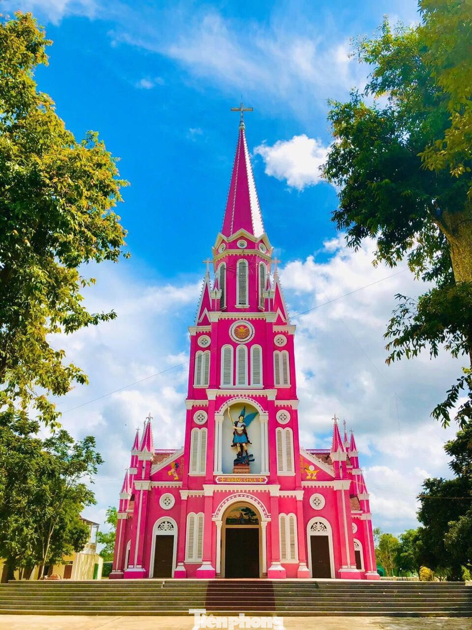 Trước khi khoác lên mình tông màu rực rỡ này, nhà thờ giáo xứ Nghĩa Thành được sơn màu vàng nhạt quen thuộc. Trước khi khoác lên mình tông màu rực rỡ này, nhà thờ giáo xứ Nghĩa Thành được sơn màu vàng nhạt quen thuộc.