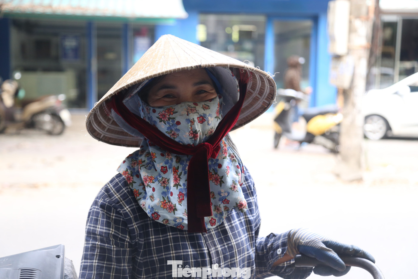 “Nghề thu mua đồng nát phải rong ruổi khắp phố, hôm được nhiều thì được 200 - 300 nghìn đồng, hôm ít thì chỉ được hơn 100 nghìn đồng thôi. Hy vọng ngày nghỉ, nhiều siêu thị, cửa hàng và các gia đình họ sẽ dọn dẹp nhà cửa thì tôi sẽ mua được nhiều hàng hơn”, bà Hải chia sẻ.