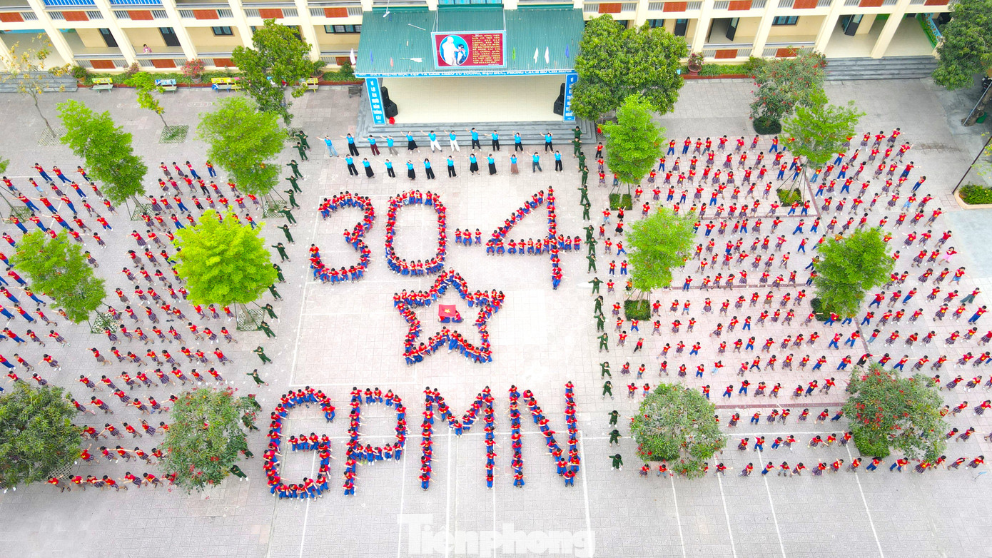 Hửng ứng ngày lễ lớn của đất nước, hơn 900 học sinh và giáo viên trường Tiểu học Quỳnh Thạch, huyện Quỳnh Lưu cũng đã tổ chức chuỗi các hoạt động như tìm hiểu lịch sử qua hình thức Rung chuông vàng; đồng diễn xếp chữ; múa hát, các tiết mục xây dựng hình ảnh nhân vật của lịch sử, tuần lễ đồng diễn áo sao vàng.