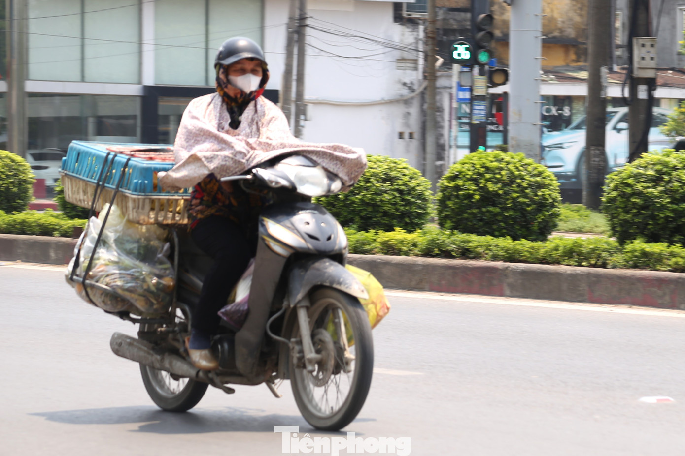 Từ sáng sớm, nhiệt độ ngoài trời ở thành phố Vinh (Nghệ An) đã đạt ngưỡng 38-39 độ C. Người lao động như bị vắt kiệt sức lực, rút cạn mồ hôi mưu sinh trong nắng cao điểm đầu hè.