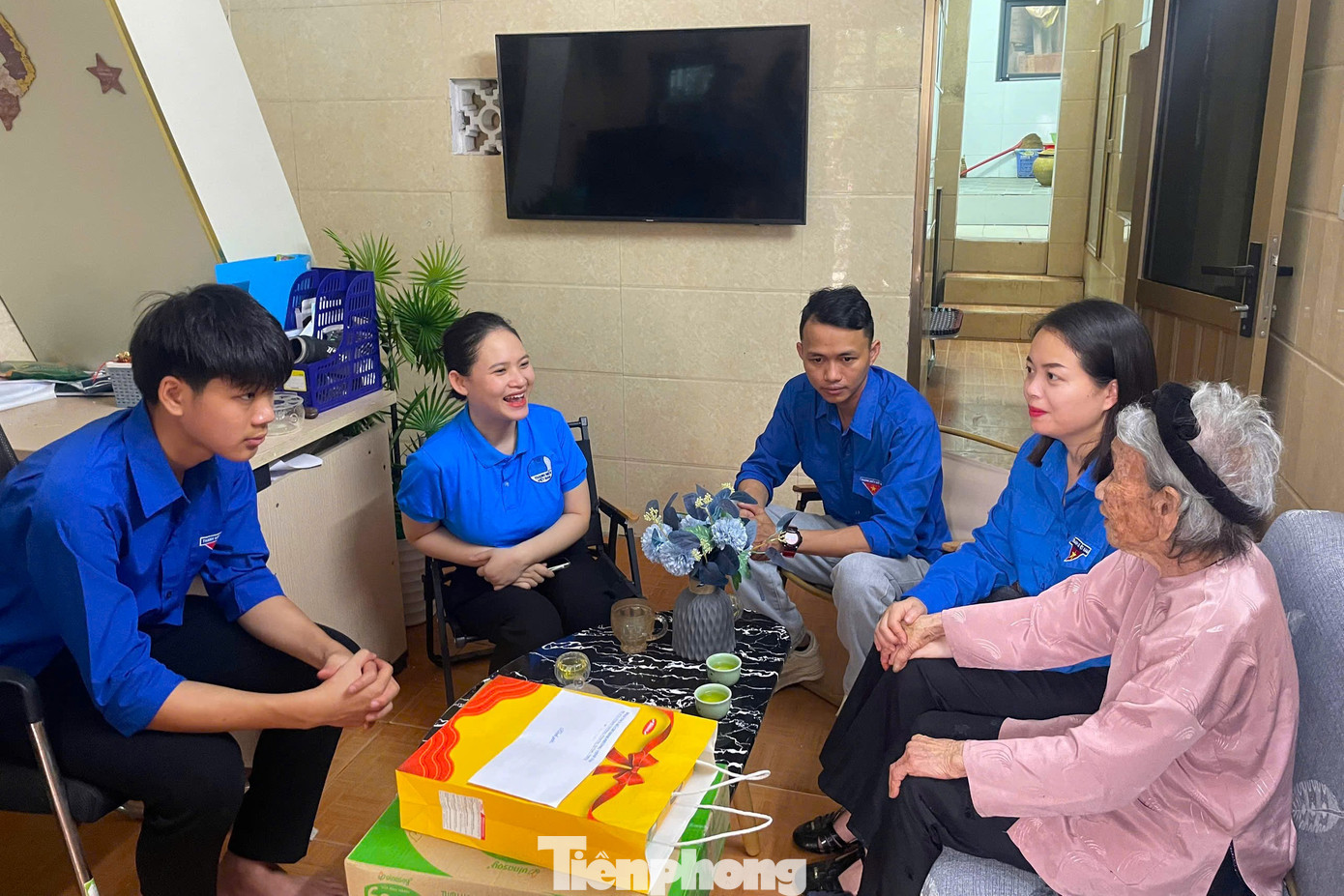 Thăm hỏi, trao quà Mẹ Việt Nam Anh hùng Nguyễn Thị Nhị ở phường Vinh Tân, thành phố Vinh.