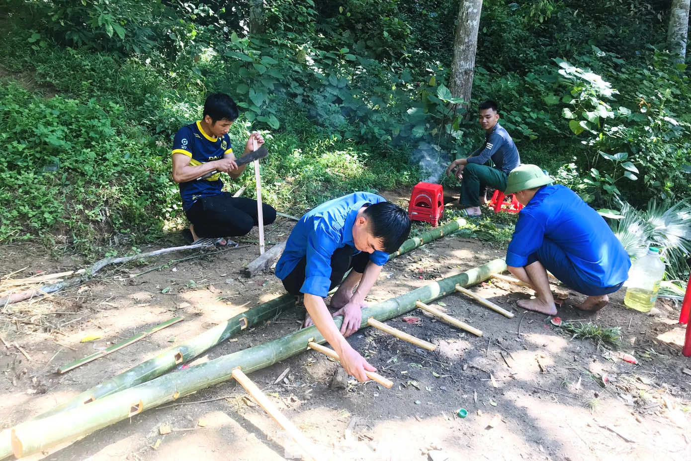 Anh Lô Hồng Tượng - Bí thư Đoàn xã Tiên Kỳ, huyện Tân Kỳ cho biết, do trong hang đi lại khó khăn, mọi người khi lên xuống phải chui, leo trèo nguy hiểm, Đoàn xã đã nghĩ ra ý tưởng làm thang tre để du khách đến có thể đi lại dễ dàng hơn.