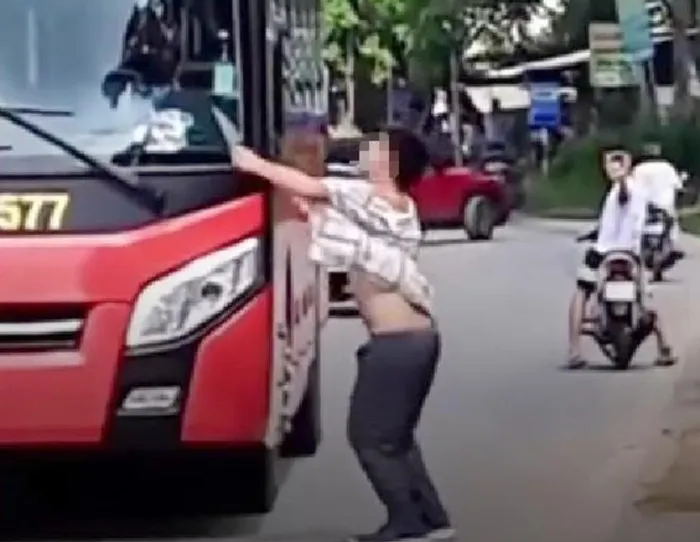 Nam thanh niên chém loạn xạ vào nhiều xe ô tô