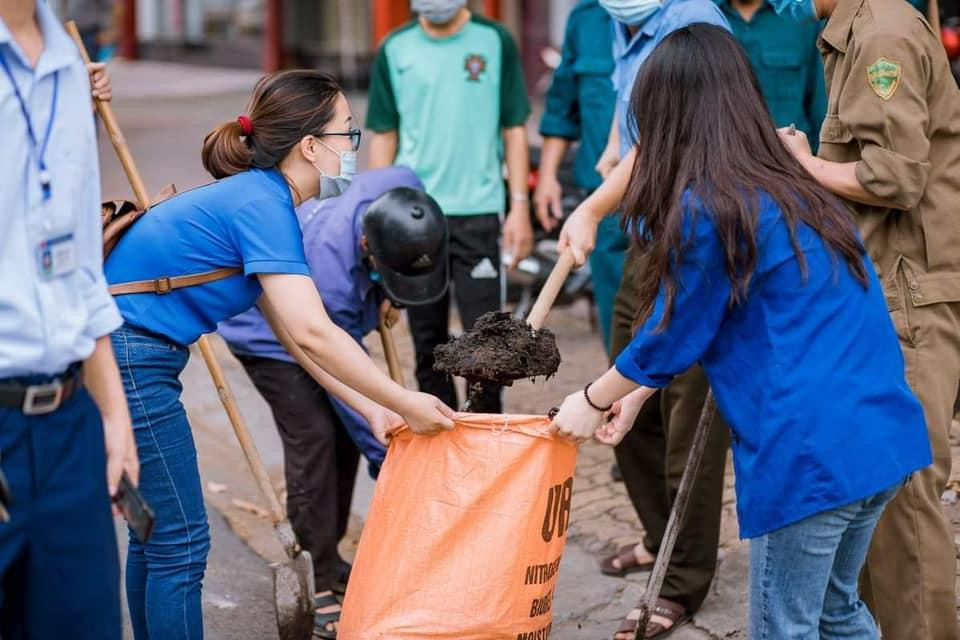 Song song với công tác ra quân hỗ trợ chống dịch trên địa bàn thành phố Vinh, những ngày qua, Thành đoàn Vinh đã huy động đoàn viên, thanh niên ra quân nạo vét kênh mương, khơi thông cống thoát nước tại những điểm thường xuyên xảy ra tình trạng ngập úng vào mùa mưa. (Ảnh: TĐV)