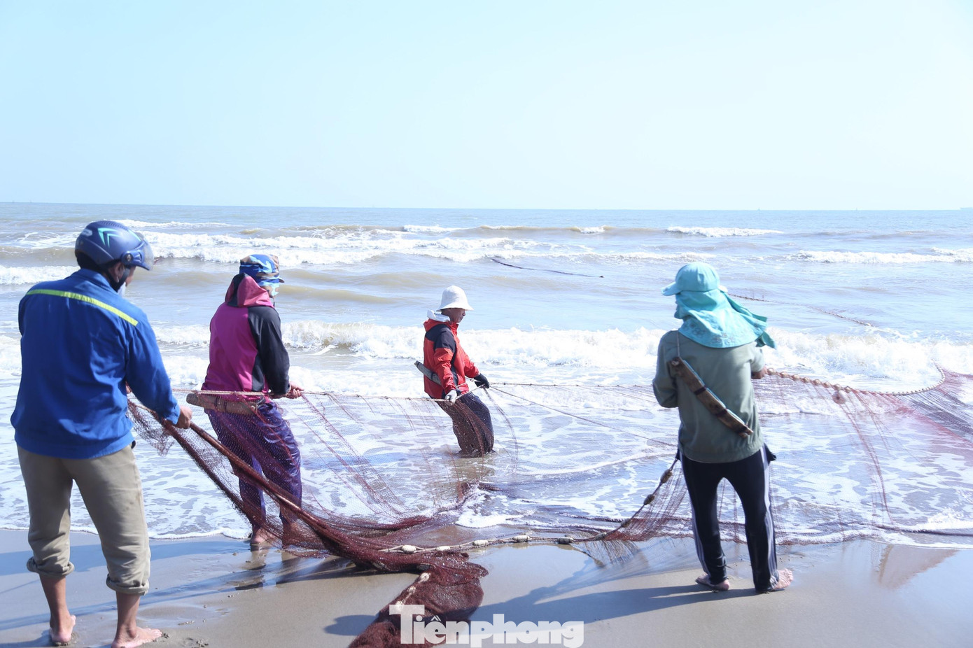 Nhóm ngư dân chia làm hai đội cứ thế ‘đi giật lùi’ đến khi nào hai bên kéo thu về một mối thì mẻ rồng đã xong. Thời gian cho mỗi mẻ hoàn thành trong khoảng 2 giờ. Nhóm ngư dân chia làm hai đội cứ thế ‘đi giật lùi’ đến khi nào hai bên kéo thu về một mối thì mẻ rồng đã xong. Thời gian cho mỗi mẻ hoàn thành trong khoảng 2 giờ.