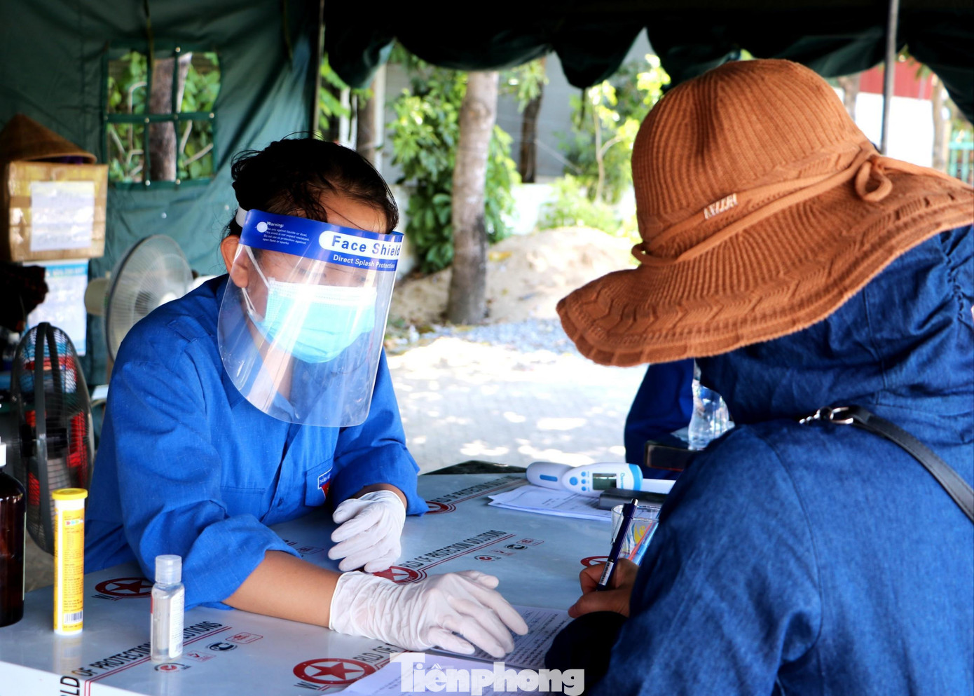 Huyền Lương hướng dẫn người dân khai báo y tế tại chốt kiểm soát.