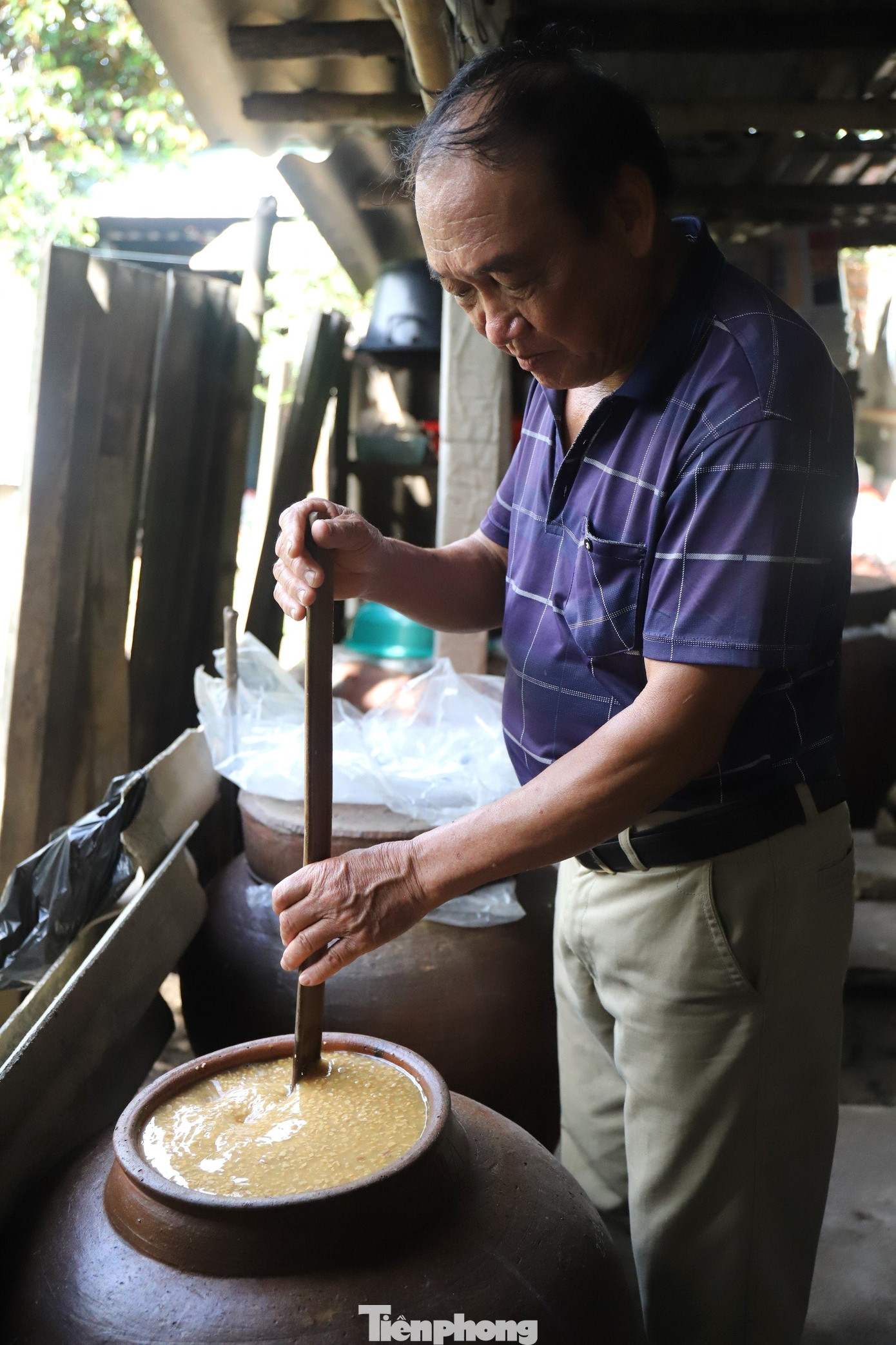 Hơn 30 năm làm tương, ông Phạm Hải Đường (77 tuổi, trú khối phố Phan Bội Châu, thị trấn Nam Đàn) cho biết, nghề này không quá vất vả, nhưng đòi hỏi sự chịu khó, cẩn thận. “Nguyên liệu chính để làm là hạt đậu tương, gạo nếp, muối, nước sạch. Hạt đậu tương phải đều và to, được phơi khô, sau đó đem rang chín, tách vỏ, xay bể đôi hạt rồi cho vào nồi chuyên dụng nấu chín trong 12-15 tiếng. Đậu nguội thì đổ vào chum sành ngâm nước sạch khoảng 7 ngày. Trong thời gian này, đều đặn buổi sáng và chiều, người làm nghề phải dùng đũa tre dài 2 m khuấy đều chum tương trong 10 phút”, ông Đường chia sẻ.