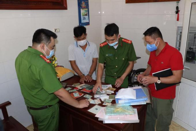 Công an thu giữ nhiều tài liệu, bằng chứng liên quan Công an thu giữ nhiều tài liệu, bằng chứng liên quan