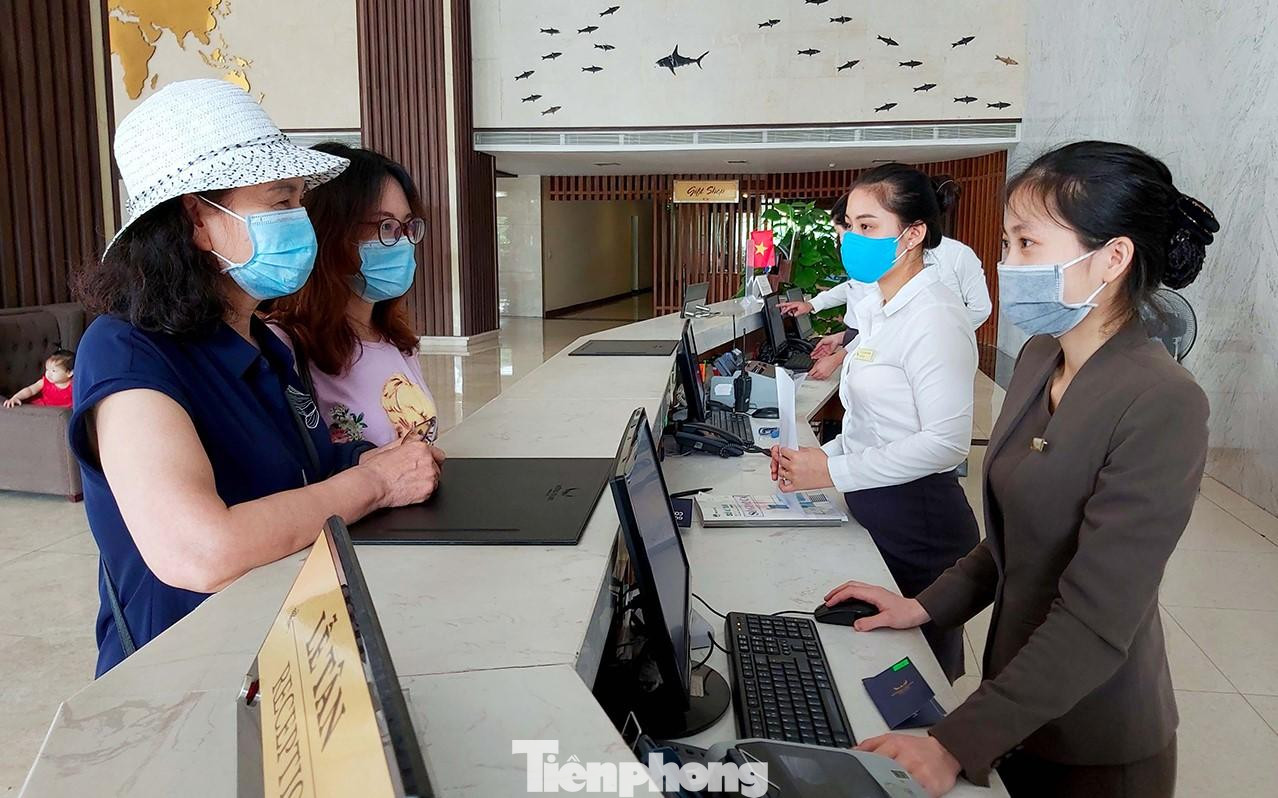 TX Cửa Lò hiện có trên 300 khách sạn, cơ sở lưu trú, có thể phục vụ khoảng 30.000 lượt khách lưu trú. Sau hơn 2 năm ngừng đón khách, mùa du lịch 2022, nhiều nhà hàng khách sạn đã đầu tư, nâng cấp cơ sở vật chất; tập huấn cho các cán bộ, nhân viên nhà hàng, khách sạn; phun khử khuẩn, vệ sinh môi trường xung quanh khuôn viên khách sạn để tạo cảnh quan xanh, sạch đẹp, trong lành.