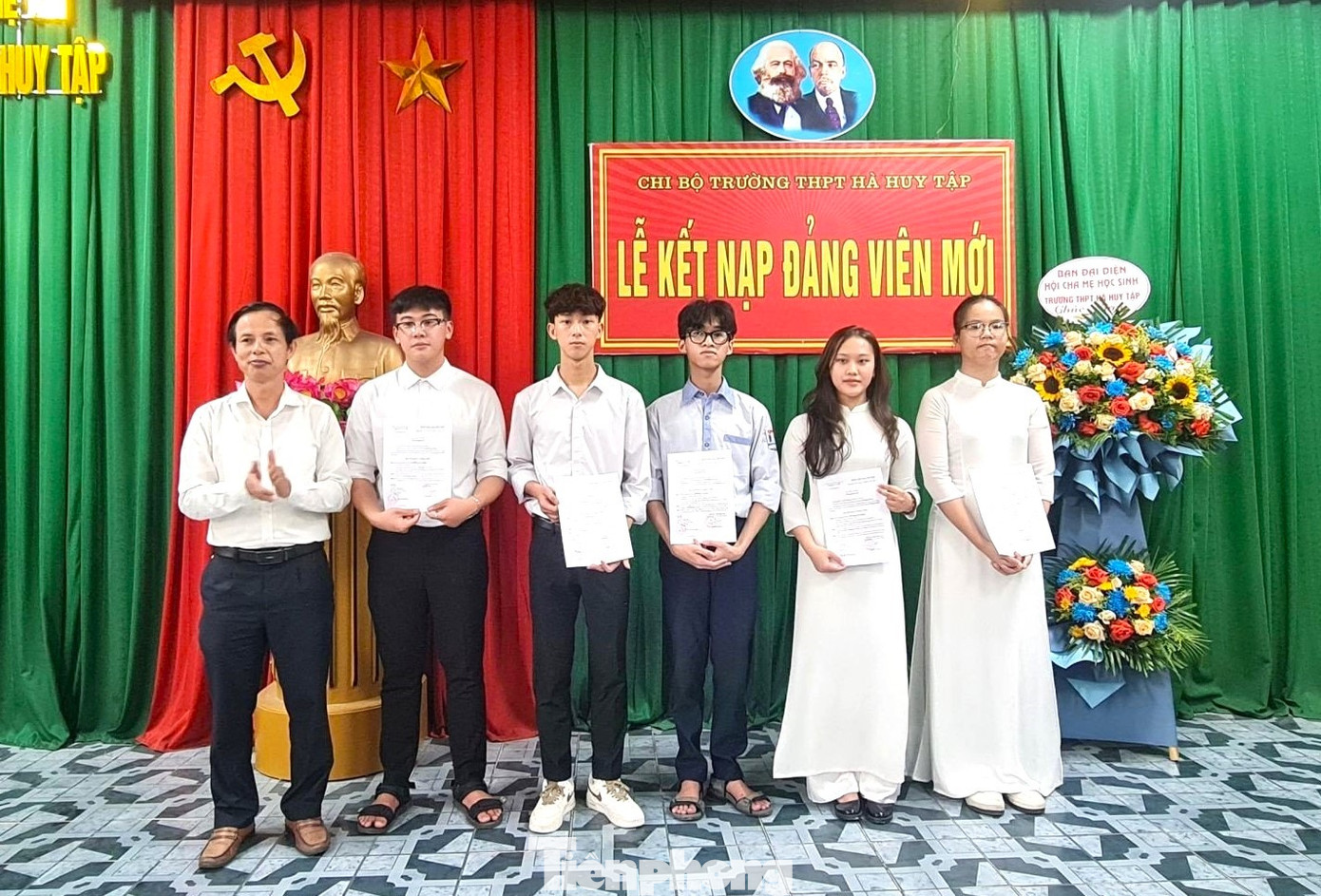 Năm học 2022 – 2023, Chi bộ các trường THPT trên địa bàn TP Vinh đã tổ chức kết nạp cho 128 đoàn viên vào hàng ngũ của Đảng. Năm học 2022 – 2023, Chi bộ các trường THPT trên địa bàn TP Vinh đã tổ chức kết nạp cho 128 đoàn viên vào hàng ngũ của Đảng.