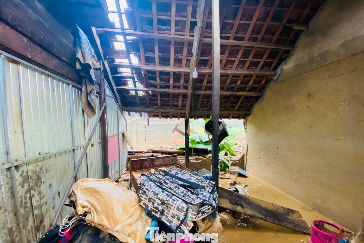 Nhiều căn nhà bị hư hỏng, tốc mái sau mưa lũ.