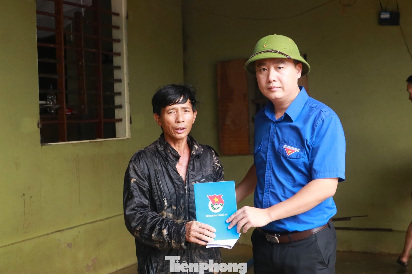 Trao quà cho các hộ dân bị thiệt hại nặng nề do mưa lũ gây ra