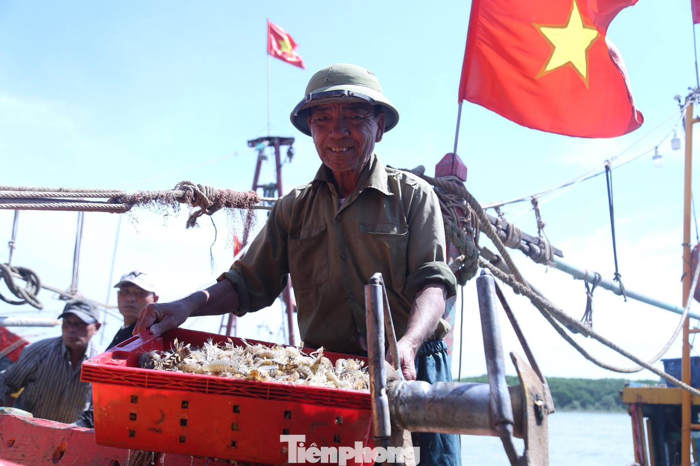 Sau một đêm ra khơi đánh bắt, ngư dân trở về mang theo chiến lợi phẩm là những khoang tàu đầy ắp cá, tôm, ghẹ… trong đó nhiều nhất là tôm tít.