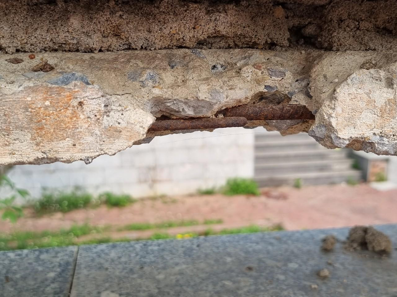 Các thanh dầm chịu lực nứt toác trơ thép ra ngoài. Các thanh dầm chịu lực nứt toác trơ thép ra ngoài.