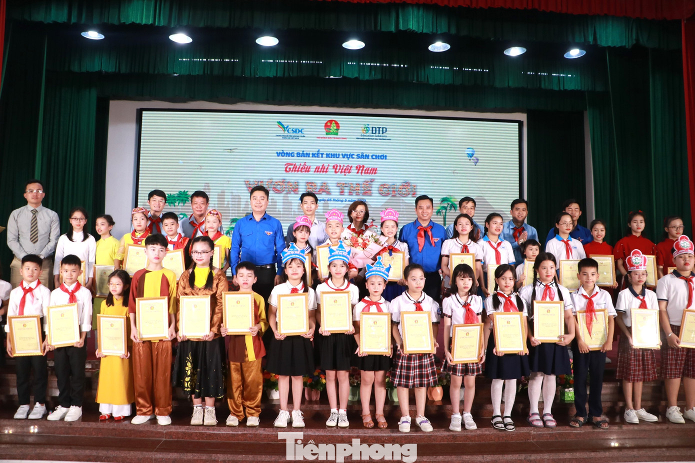 Đại biểu cùng các đội thi chụp hình lưu niệm. Đại biểu cùng các đội thi chụp hình lưu niệm.