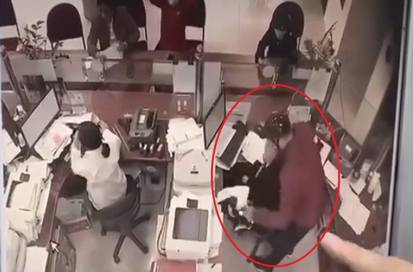 Hình ảnh tên cướp mặc áo màu đỏ thực hiện hành vi cướp tài sản tại ngân hàng chiều 14/11 Hình ảnh tên cướp mặc áo màu đỏ thực hiện hành vi cướp tài sản tại ngân hàng chiều 14/11