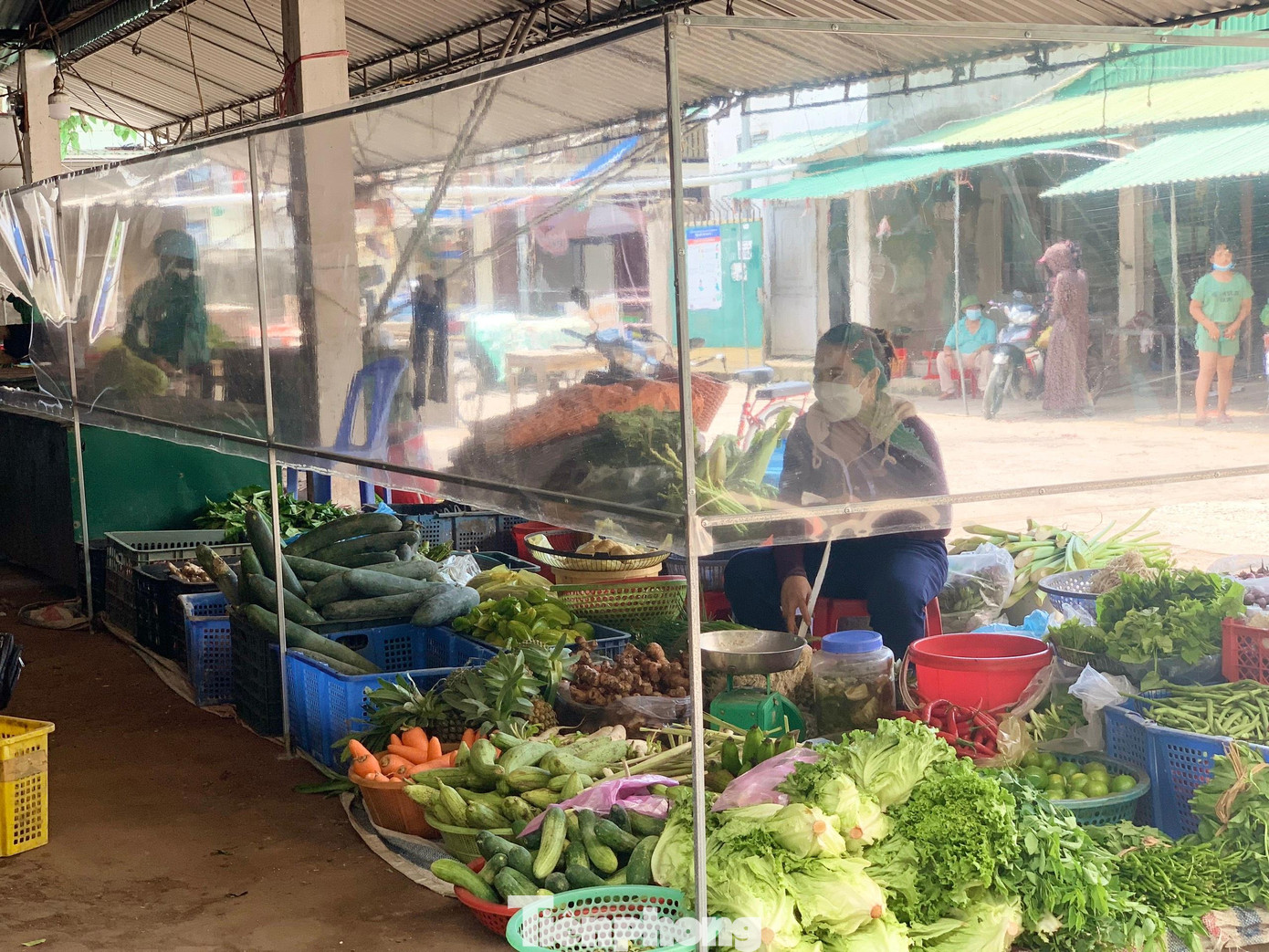Chị Trần Thị Nguyên, tiểu thương ở chợ cho biết: “Sau thời gian dài nghỉ được mở bán lại mừng nhưng cũng hơi lo vì dịch cũng đang diễn biến phức tạp. Tôi luôn nhắc nhở mọi người giữ khoảng cách, mang khẩu trang khi làm việc”.