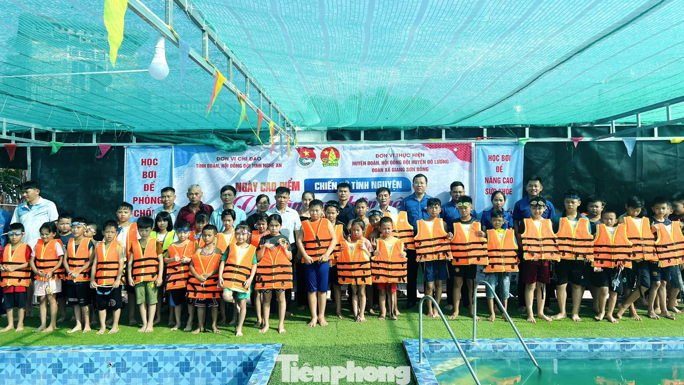 Tặng 200 combo sức khoẻ cho thiếu nhi; 20 chiếc áo phao cho thiếu nhi huyện Đô Lương. Tặng 200 combo sức khoẻ cho thiếu nhi; 20 chiếc áo phao cho thiếu nhi huyện Đô Lương.