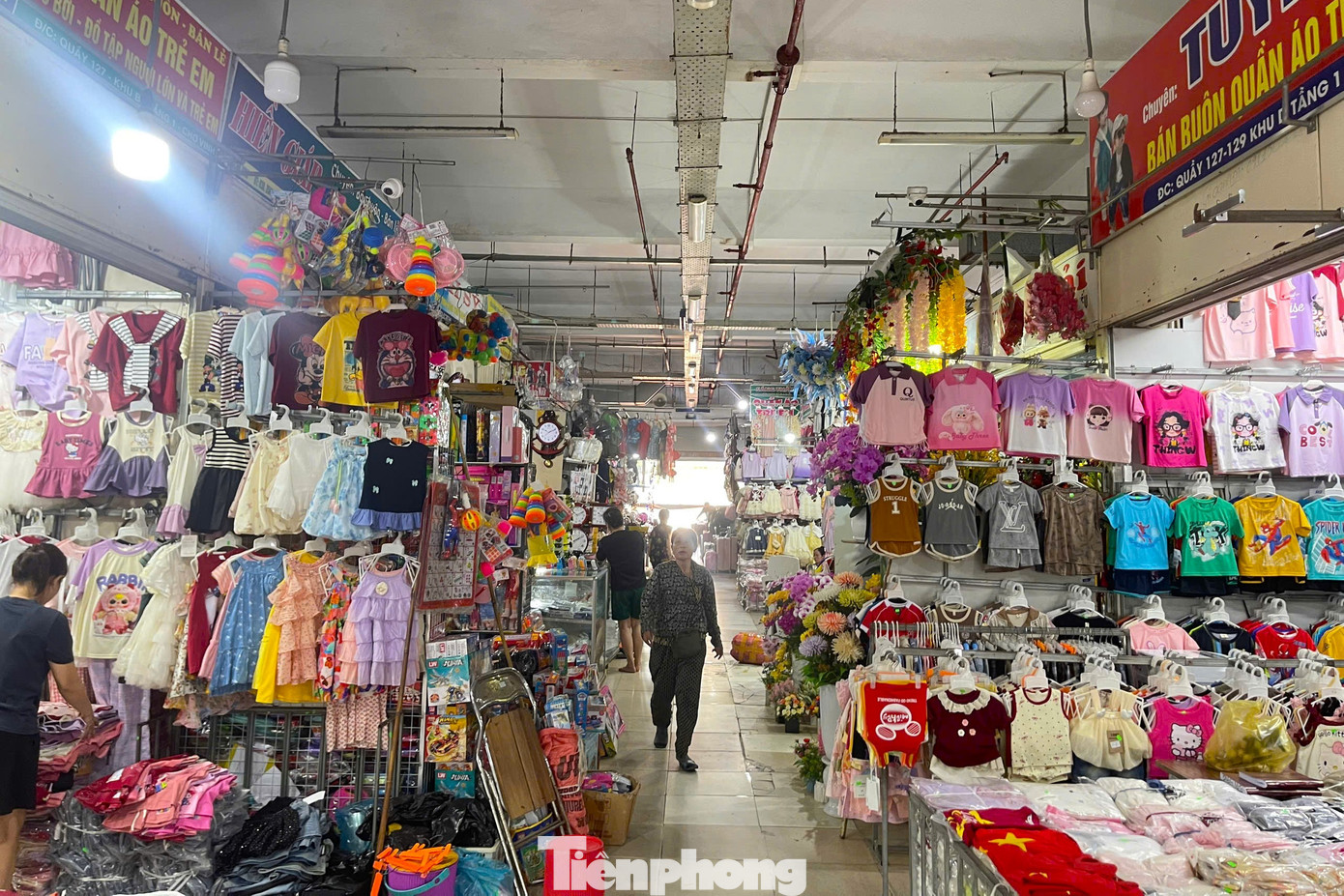 Trước sự việc đóng cửa ngừng kinh doanh của tiểu thương trong tuần qua, UBND TP. Vinh đã tổ chức cuộc họp vào đầu tháng 6 với sự tham gia của Sở Công Thương, Ban Quản lý chợ Vinh, UBND phường Vinh Tân cùng các đơn vị liên quan. Về kiến nghị của tiểu thương liên quan đến giá dịch vụ quầy ốt, thành phố Vinh đã chỉ đạo Ban quản lý chợ Vinh rà soát lại vị trí các quầy ốt, khảo sát, lấy ý kiến của tiểu thương để báo cáo lên Sở Công Thương và các cấp, ngành.