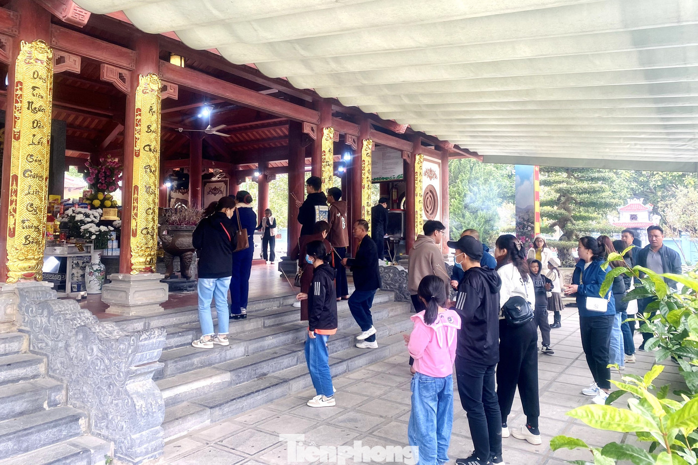 Người dân dâng hương tri ân các anh hùng, liệt sỹ thanh niên xung phong.