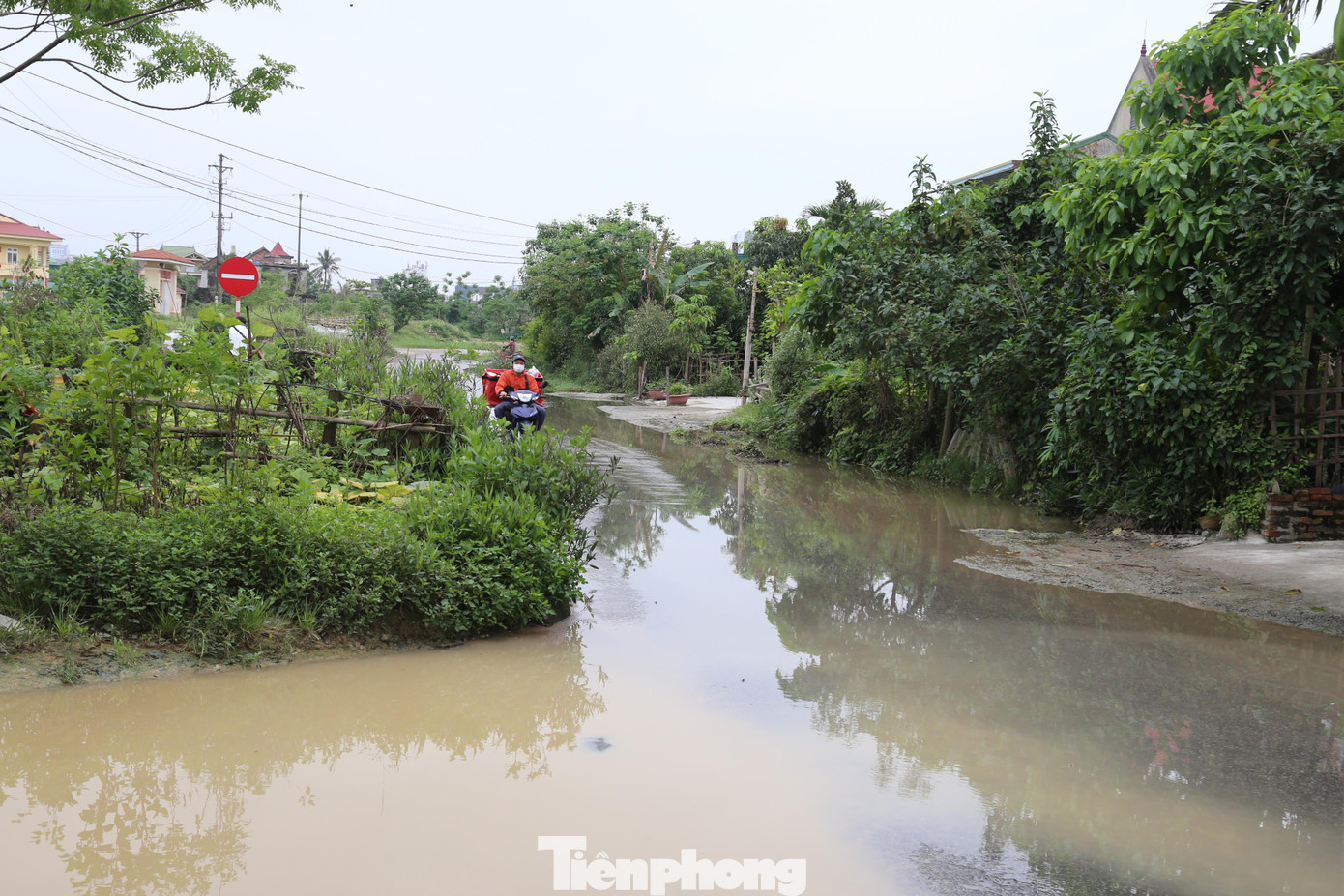 Năm 2006, dự án được triển khai, tuy nhiên, chỉ được đoạn từ Ga Vinh đến Bệnh viện Giao thông vận tải và đoạn từ cầu vượt đường 72m đến đường Nguyễn Chí Thanh, với tổng chiều dài ước chừng 2km; đoạn còn lại gần 500m từ Bệnh viện Giao thông vận tải đến cầu vượt đường 72m đang còn dở dang suốt hơn 15 năm nay.
