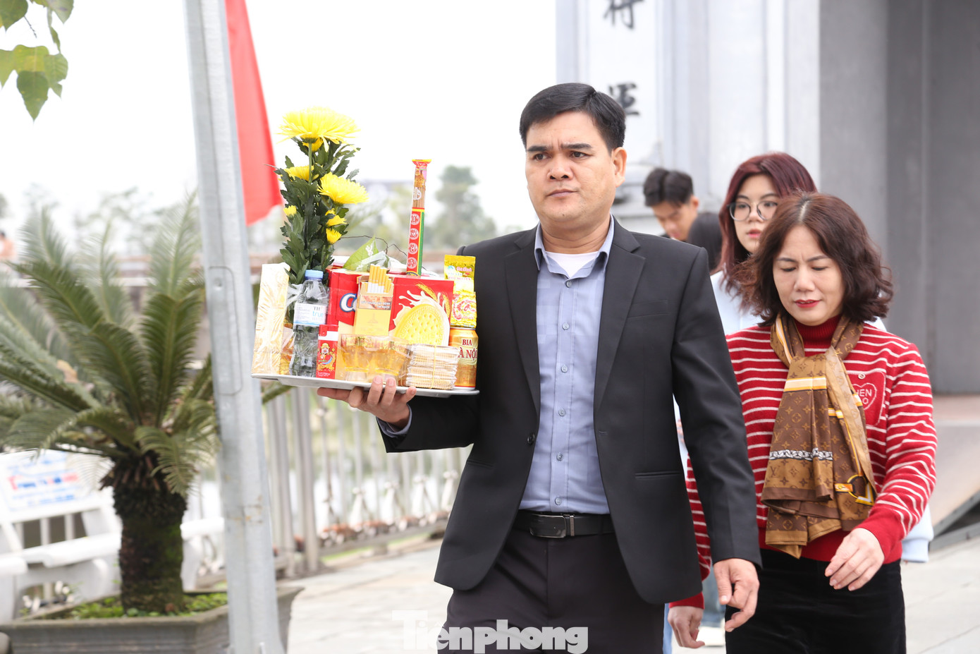 Người dân mua lễ vật, hoa quả để dâng lễ.