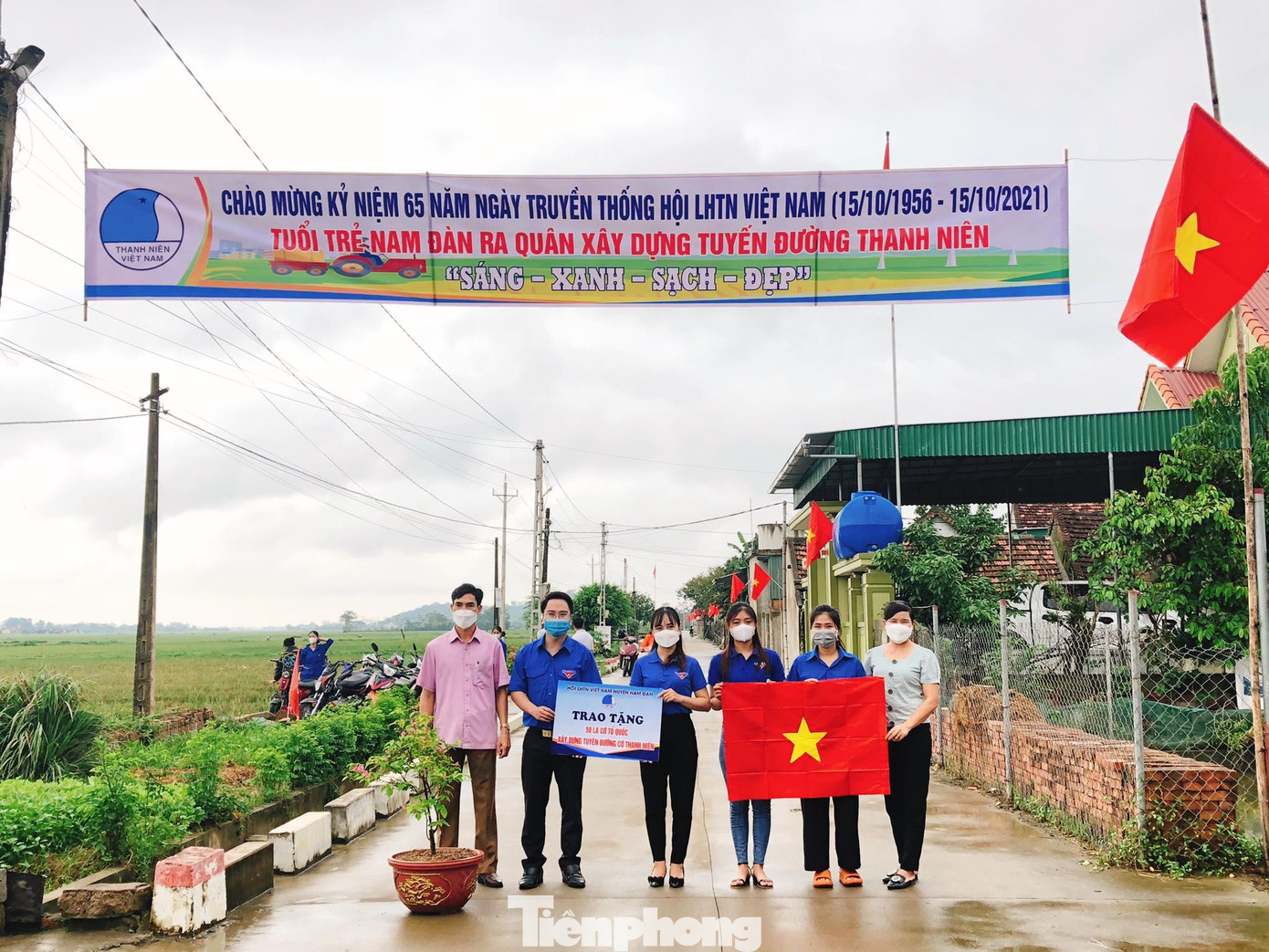 Anh Thái Minh Sỹ - Phó Bí thư Tỉnh đoàn, Chủ tịch Hội Sinh viên, Chủ tịch Hội đồng Đội tỉnh Nghệ An chia sẻ: “Thời gian qua, Tỉnh đoàn Nghệ An đã trao tặng 5.000 túi quà an sinh, 3.000 thiết bị “Cùng em học trực tuyến”, xây dựng đường cờ thanh niên “Tôi yêu Tổ quốc tôi”, “Vườn ươm thanh niên”, tặng 10.000 suất cơm thanh niên hỗ trợ người dân có hoàn cảnh khó khăn, các em thiếu nhi tại các khu cách ly tập trung và lực lượng tuyến đầu,…”.