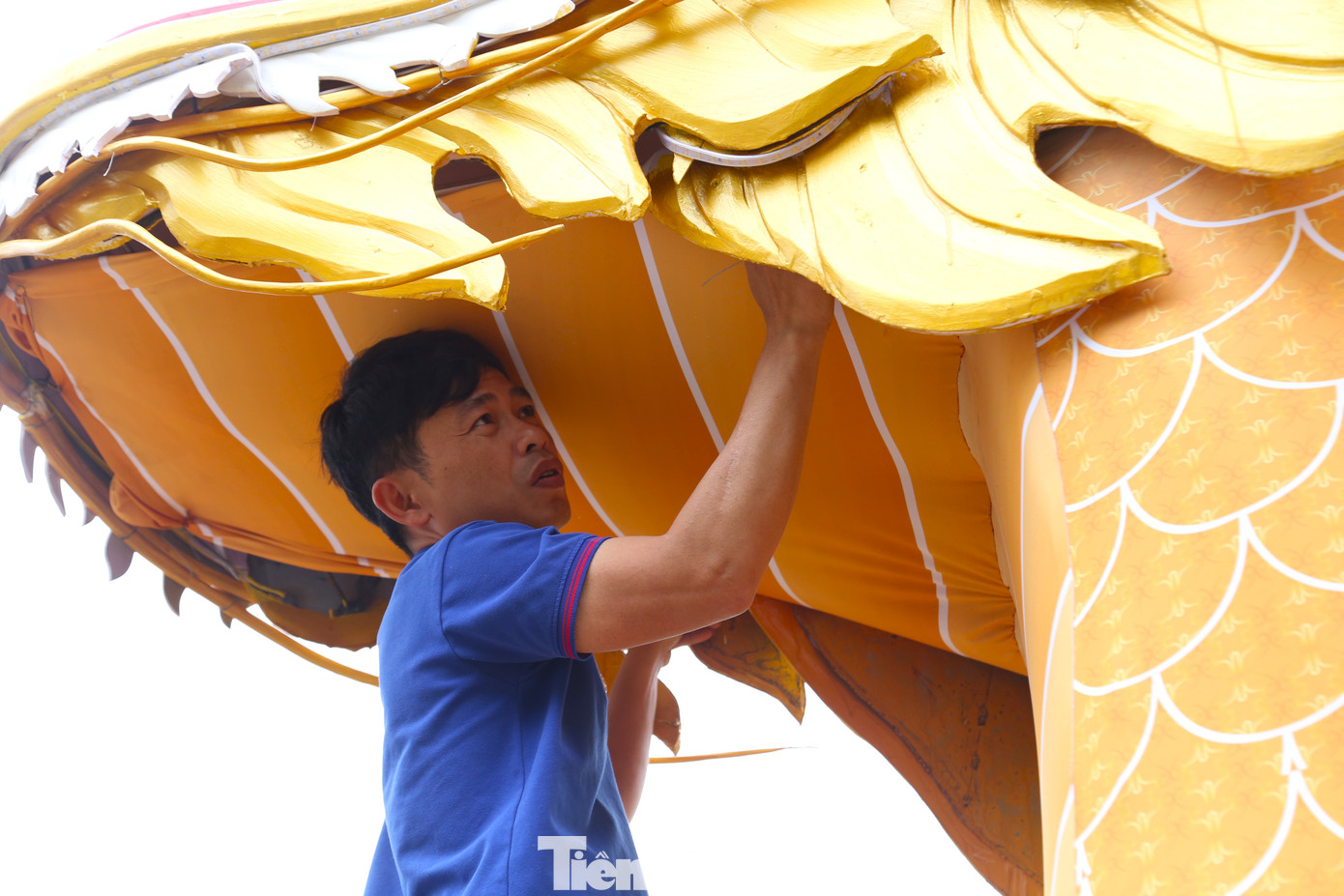 Trong sáng nay (5/2) các công nhân đang hối hả hoàn thiện linh vật rồng.