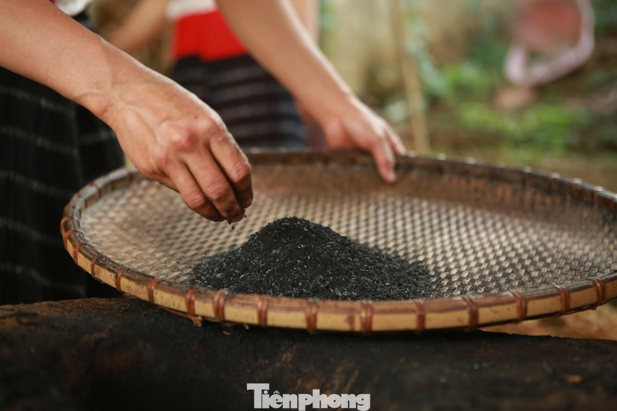 Hạt nga chiếng (một loại vừng mọc tự nhiên trong rừng) cũng được bỏ thêm vào giã cùng gạo và tro, để tạo vị đậm đà cho bánh.