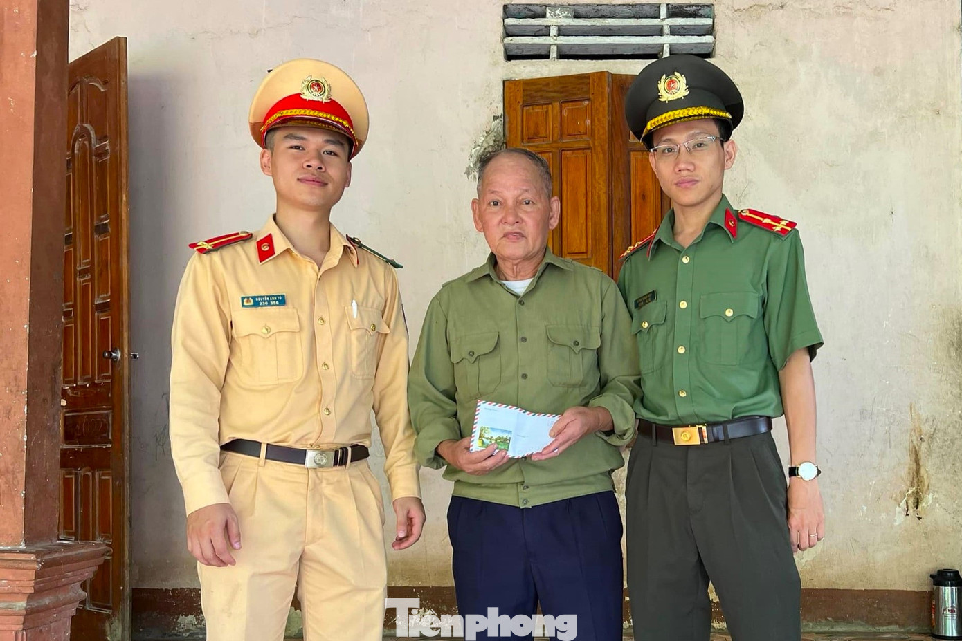 Trao quà cho người dân có hoàn cảnh đặc biệt khó khăn.