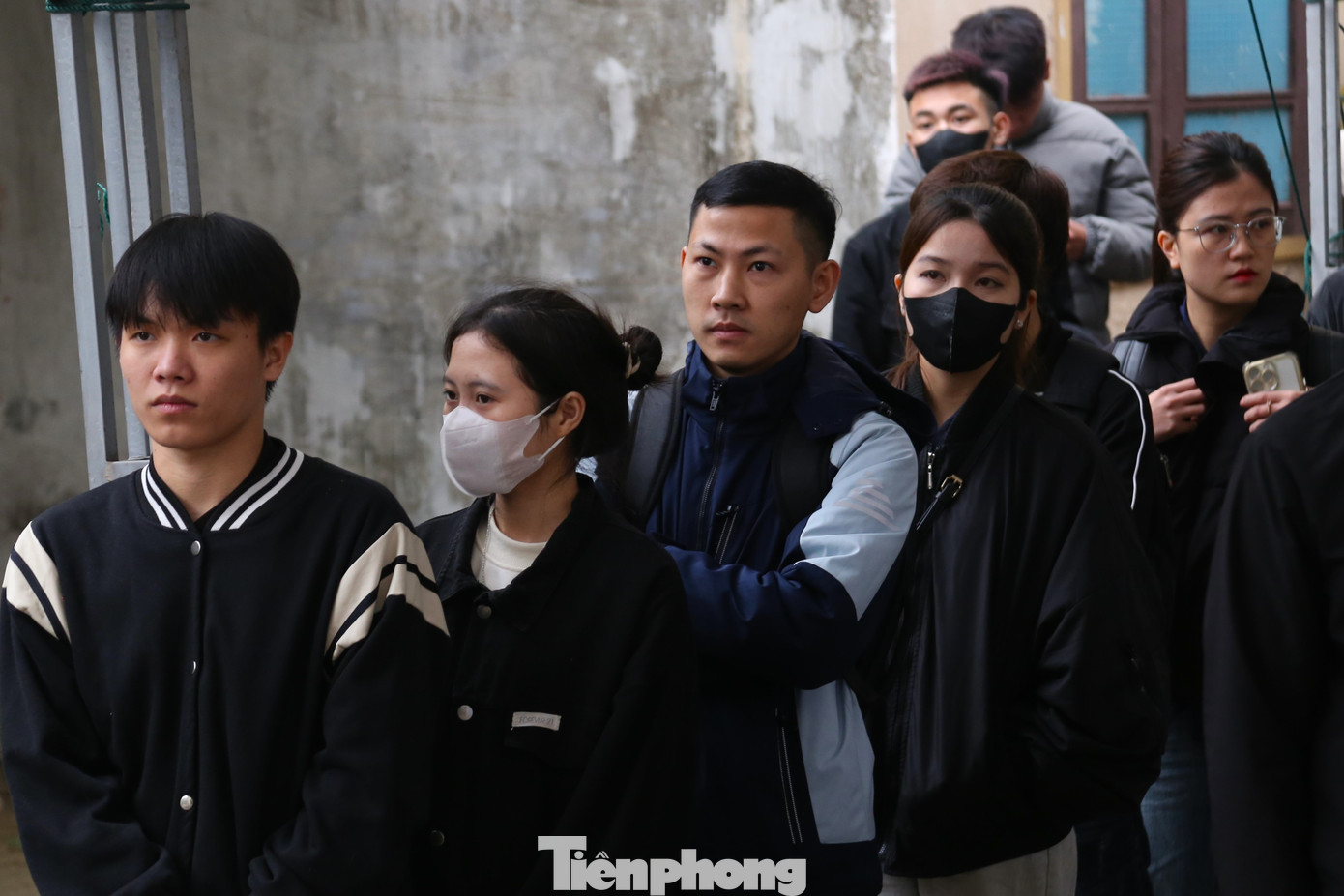 Lo lắng tình trạng quá tải, xếp hàng chờ đến đêm như năm ngoái, nhiều lao động đã có mặt tại điểm nhận hồ sơ từ tờ mờ sáng.