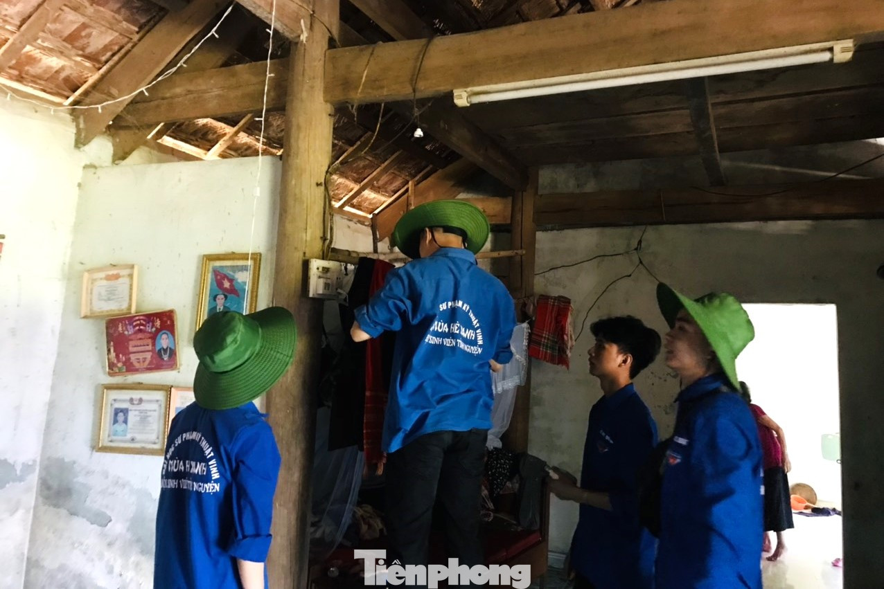 Sự am hiểu về hệ thống điện và sự cẩn thận trong từng bước làm việc đã giúp các bạn trẻ hoàn thành công việc một cách an toàn và hiệu quả.