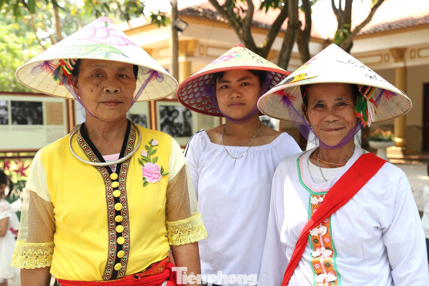 Trong trang phục truyền thống của đồng bào dân tộc Thái, bà Lang Thị Vân (67 tuổi, trú ở huyện Tân Kỳ, tỉnh Nghệ An, ngoài cùng bên phải) chia sẻ niềm xúc động khi lần thứ 2 được về thăm quê Bác. “Quê Bác rất đẹp và thanh bình. Được trực tiếp chứng kiến, nghe thuyết minh về cuộc đời của Bác và người thân, tôi thực sự xúc động”, bà Vân cho hay.