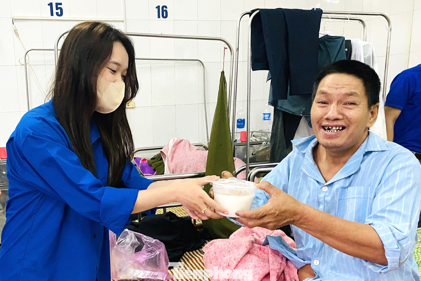 Hơn 330 suất cháo được đoàn viên thanh niên đi đến từng khoa và trao tận tay tới các bệnh nhân tại Bệnh viện Tâm thần Nghệ An.