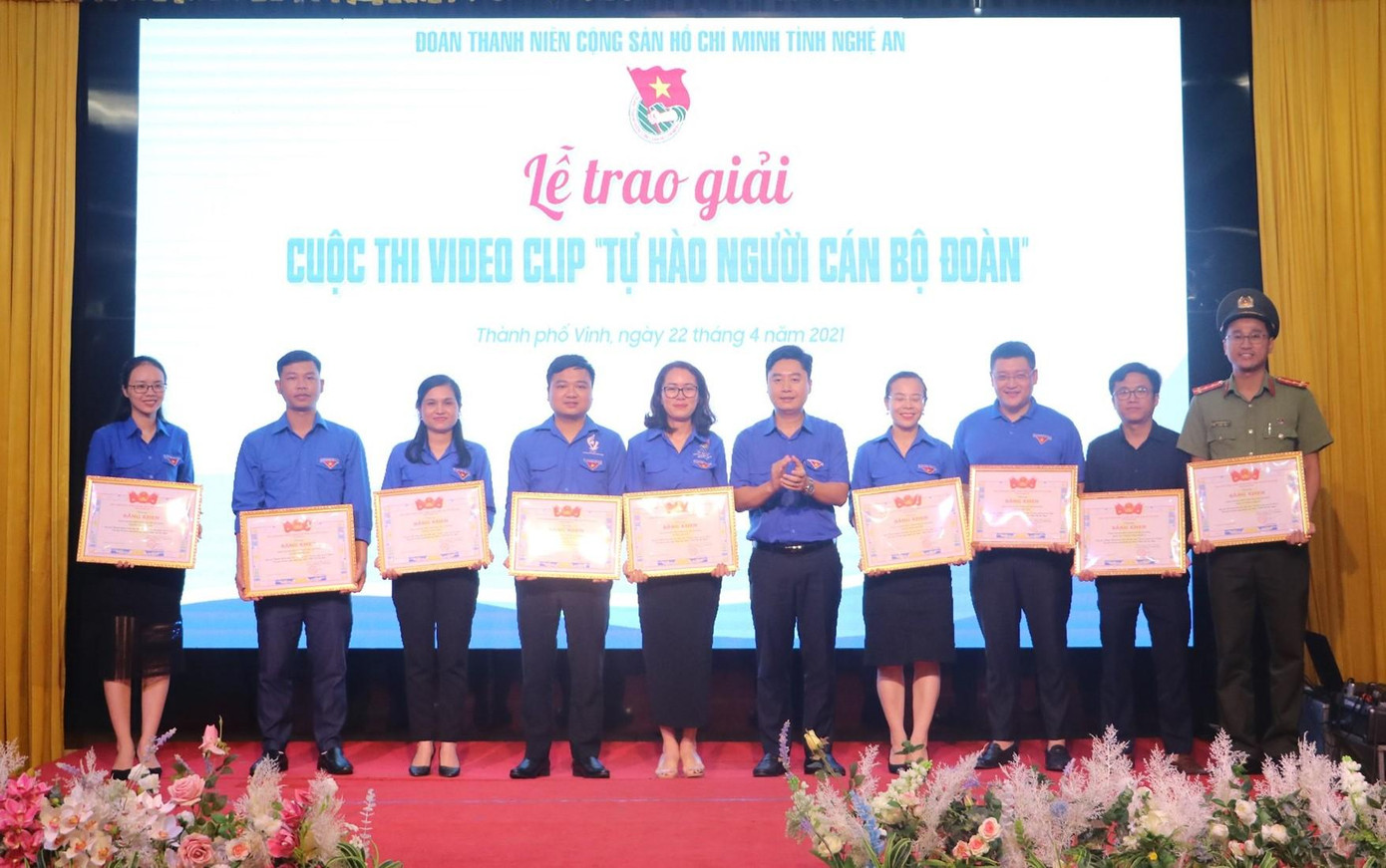 Trao giải cho cuộc thi video clip “Tự hào người cán bộ Đoàn”.